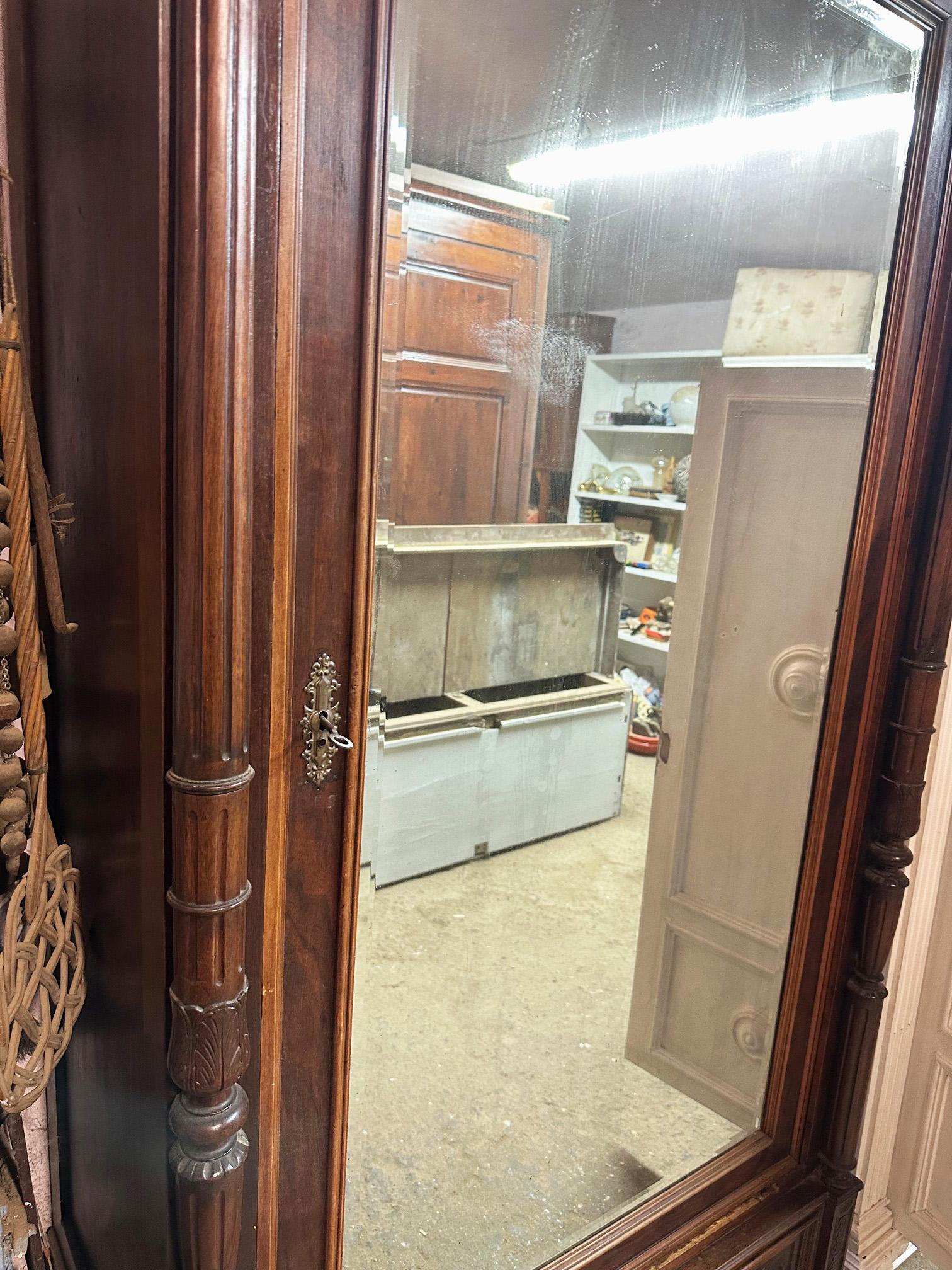 Armoire à portes italiennes du 20e siècle en noyer massif avec miroir extérieur Bon état - En vente à Buggiano, IT