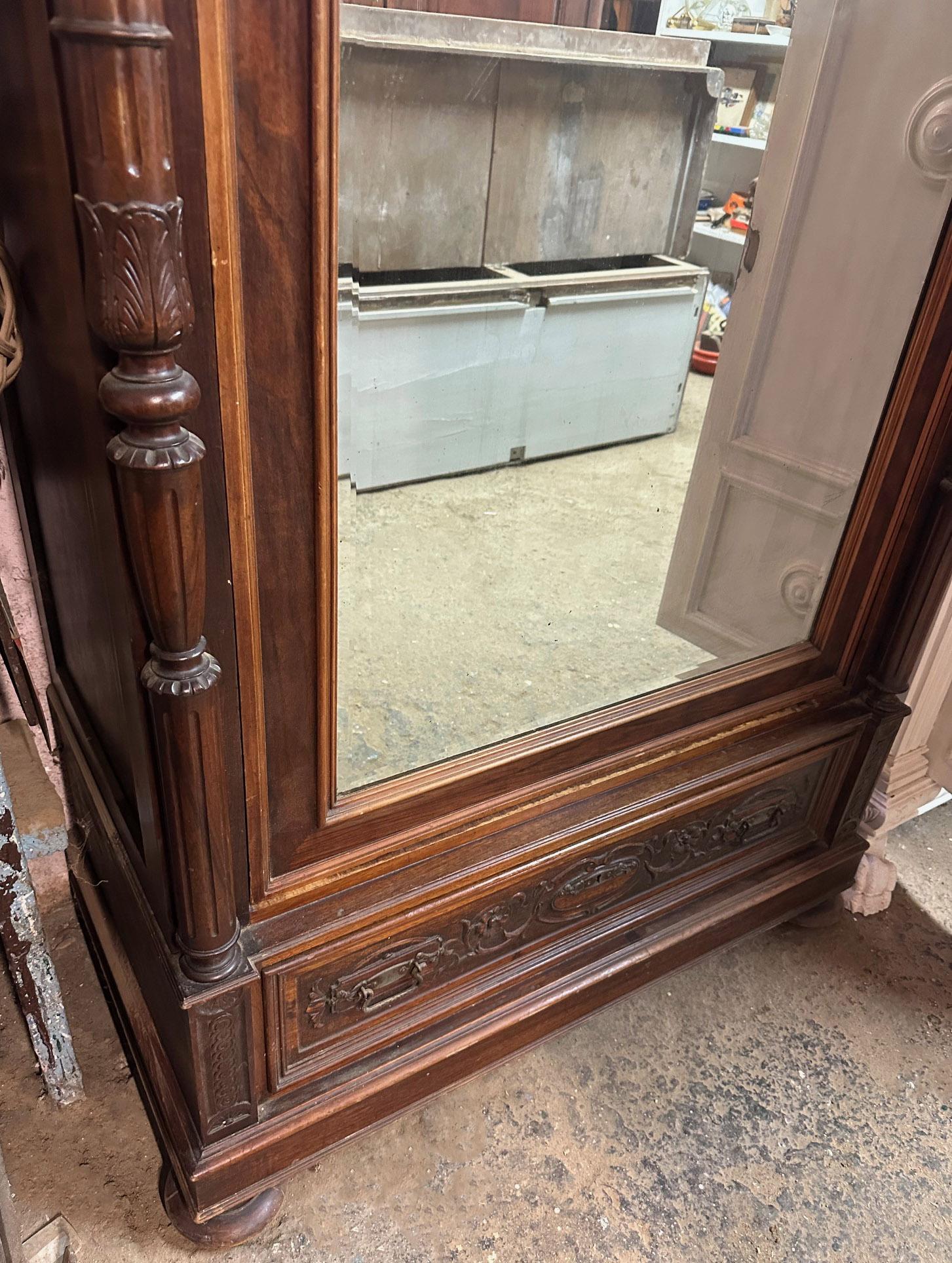20ième siècle Armoire à portes italiennes du 20e siècle en noyer massif avec miroir extérieur en vente
