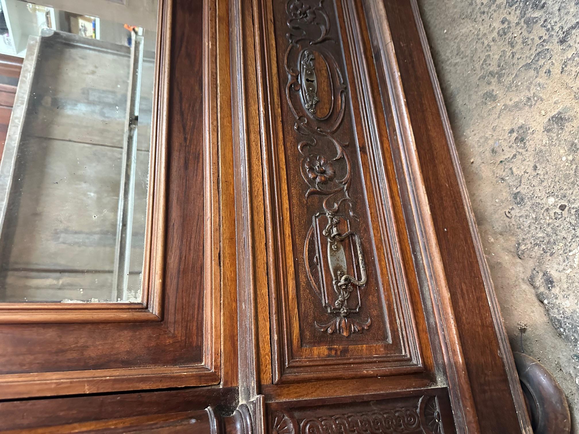 Noyer Armoire à portes italiennes du 20e siècle en noyer massif avec miroir extérieur en vente