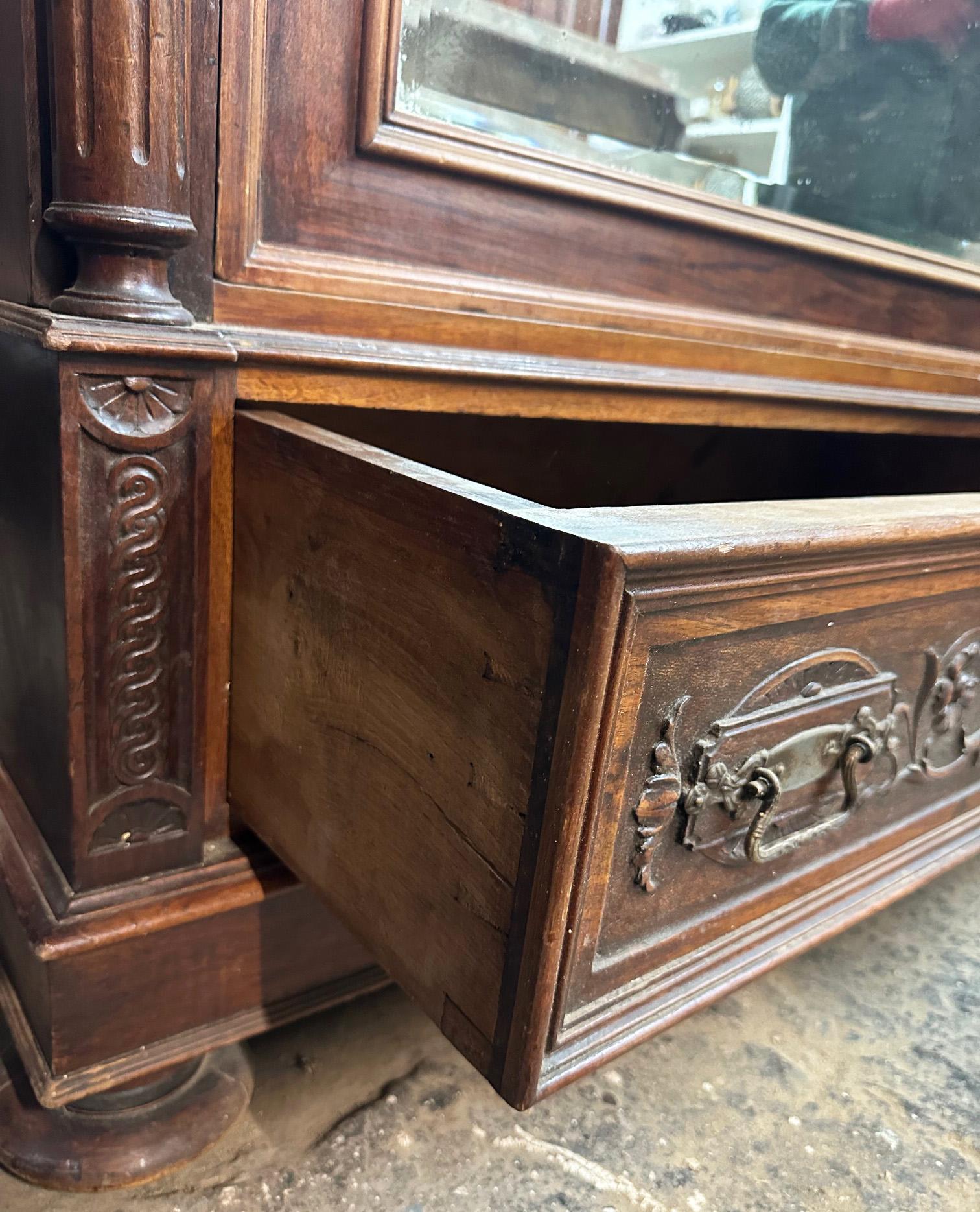 Armoire à portes italiennes du 20e siècle en noyer massif avec miroir extérieur en vente 1