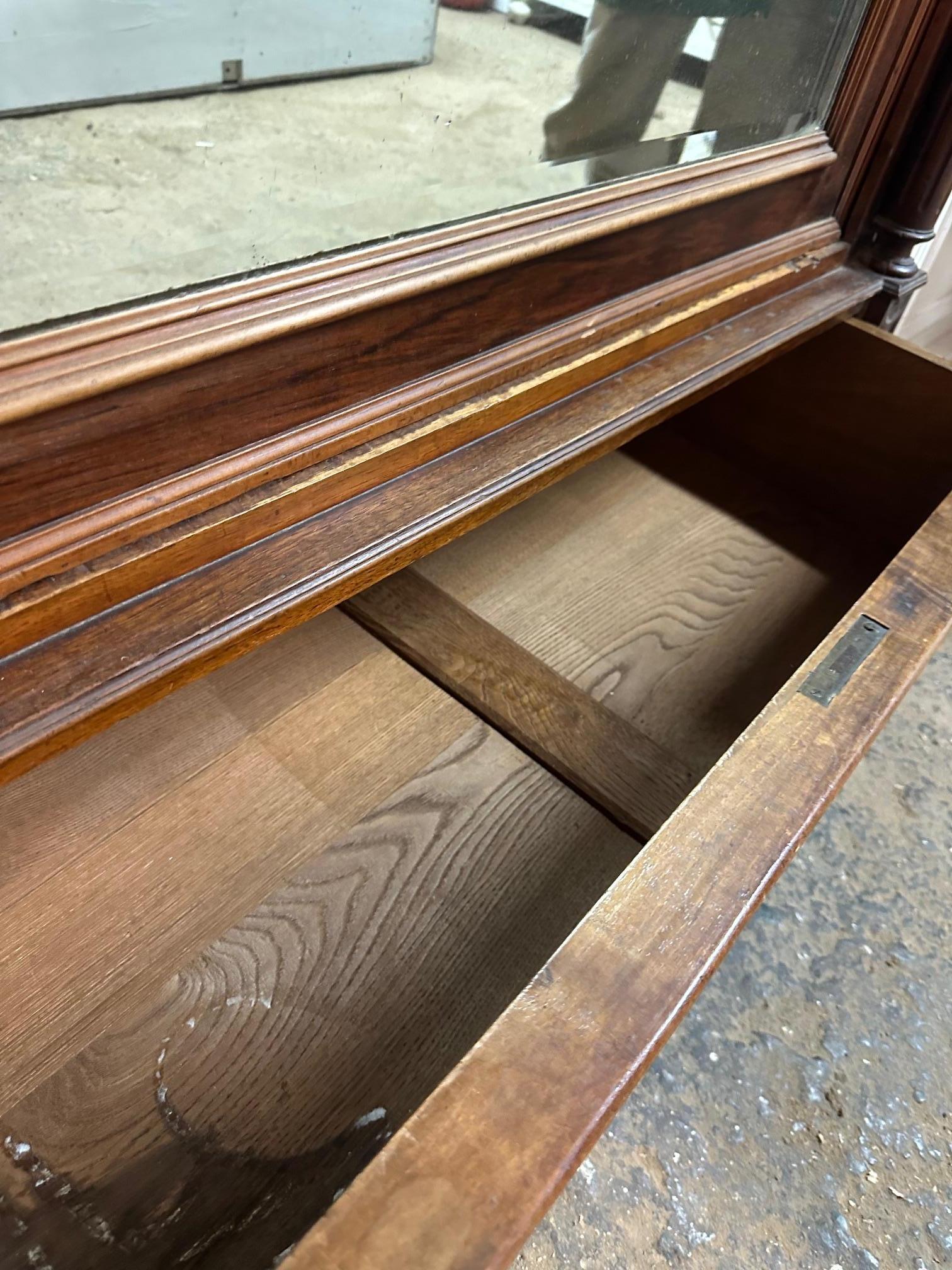 Armoire à portes italiennes du 20e siècle en noyer massif avec miroir extérieur en vente 2