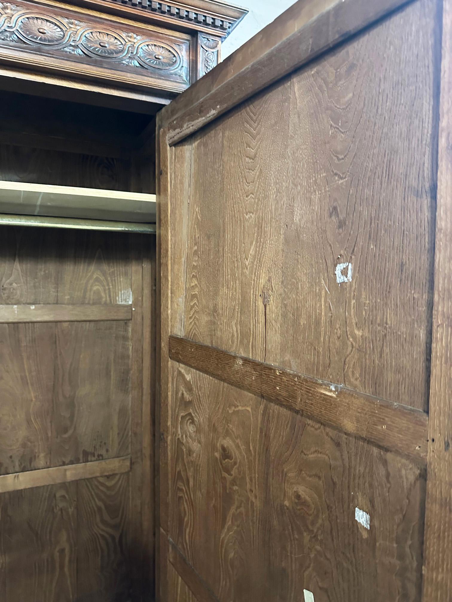 Armoire à portes italiennes du 20e siècle en noyer massif avec miroir extérieur en vente 3