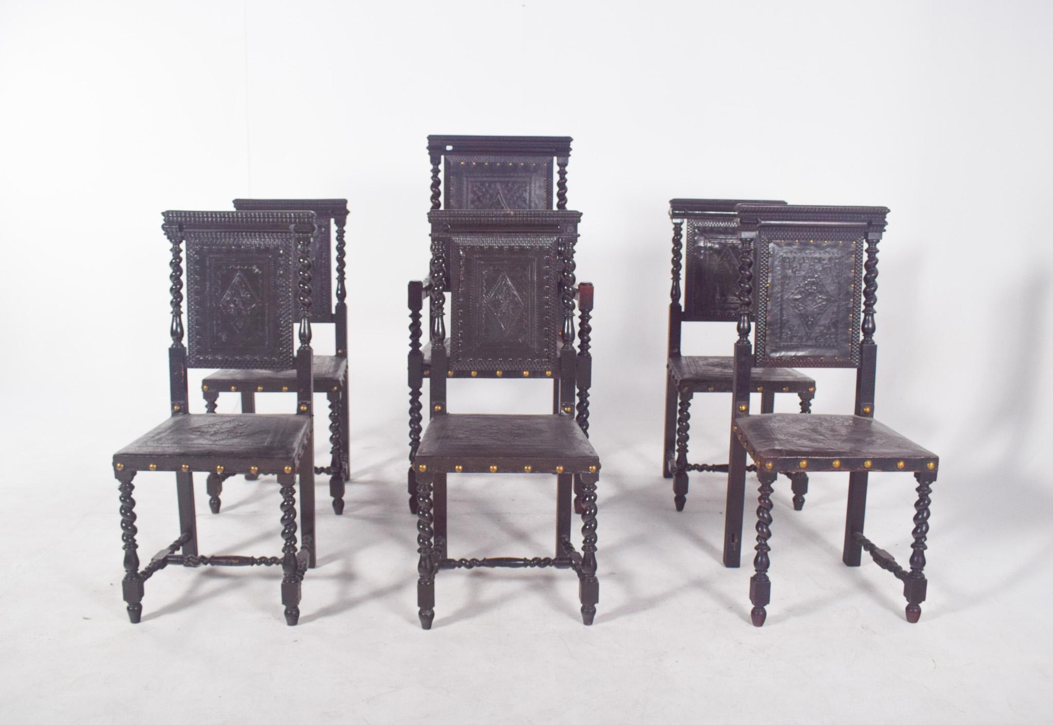 Sechs Esszimmerstühle mit Leder und Nägelwerk. 20. Jahrhundert Portugiesisch, in gedrechseltem Holz, geschnitzt und patiniert in schwarz. Das Werk zeigt einen starken Einfluss des Historismus und erinnert an die barocke Ästhetik, indem es typische