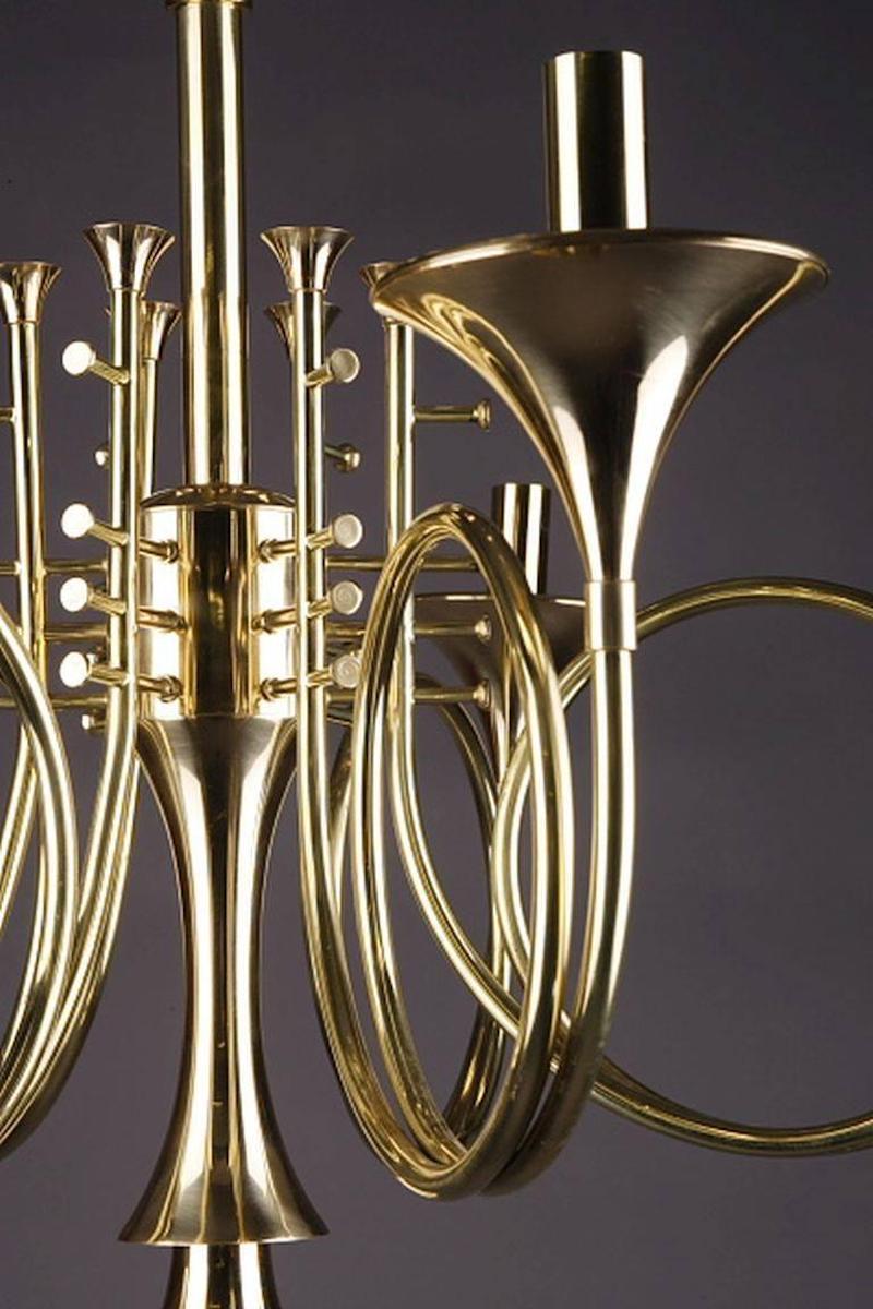 Ottone Candelabro da soffitto a sei corni da caccia del XX secolo in vendita