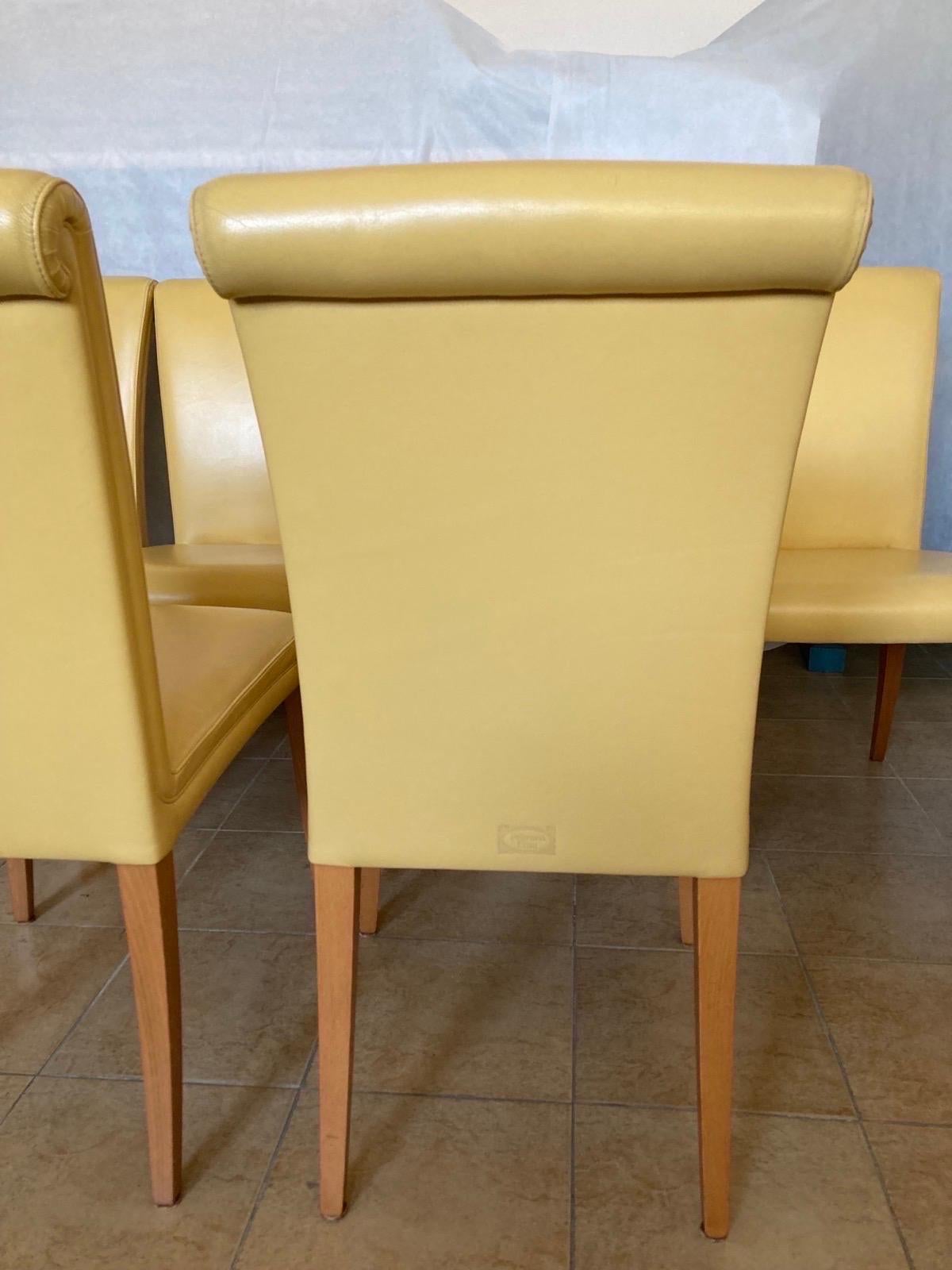 20e siècle Six chaises de salle à manger italiennes Vittoria en cuir jaune par Poltrona Frau en vente 2
