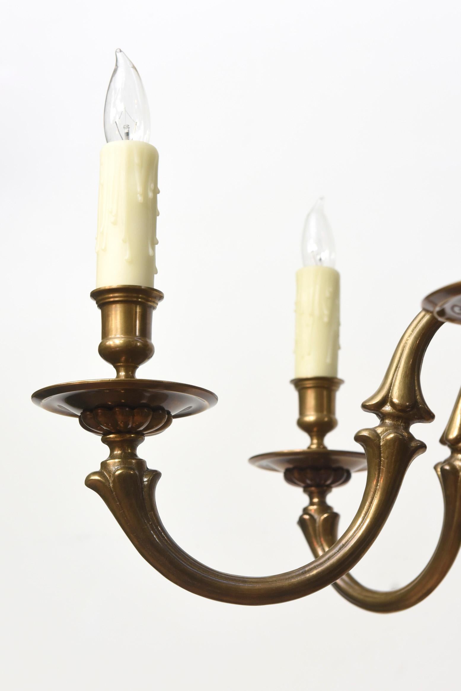 Lampadario a sei luci in ottone del XX secolo in vendita 4