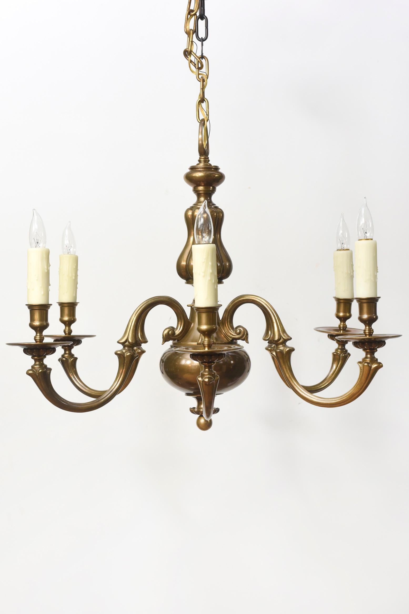 Lampadario a sei luci in ottone del XX secolo in vendita 5