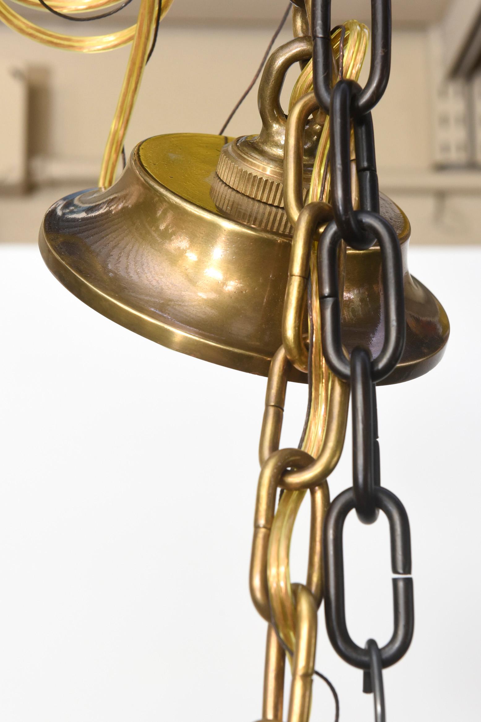 Lampadario in ottone massiccio. Sei braccia. Lampadario personalizzato della fine del XX secolo. Americano

Dimensioni: 
Altezza: 35