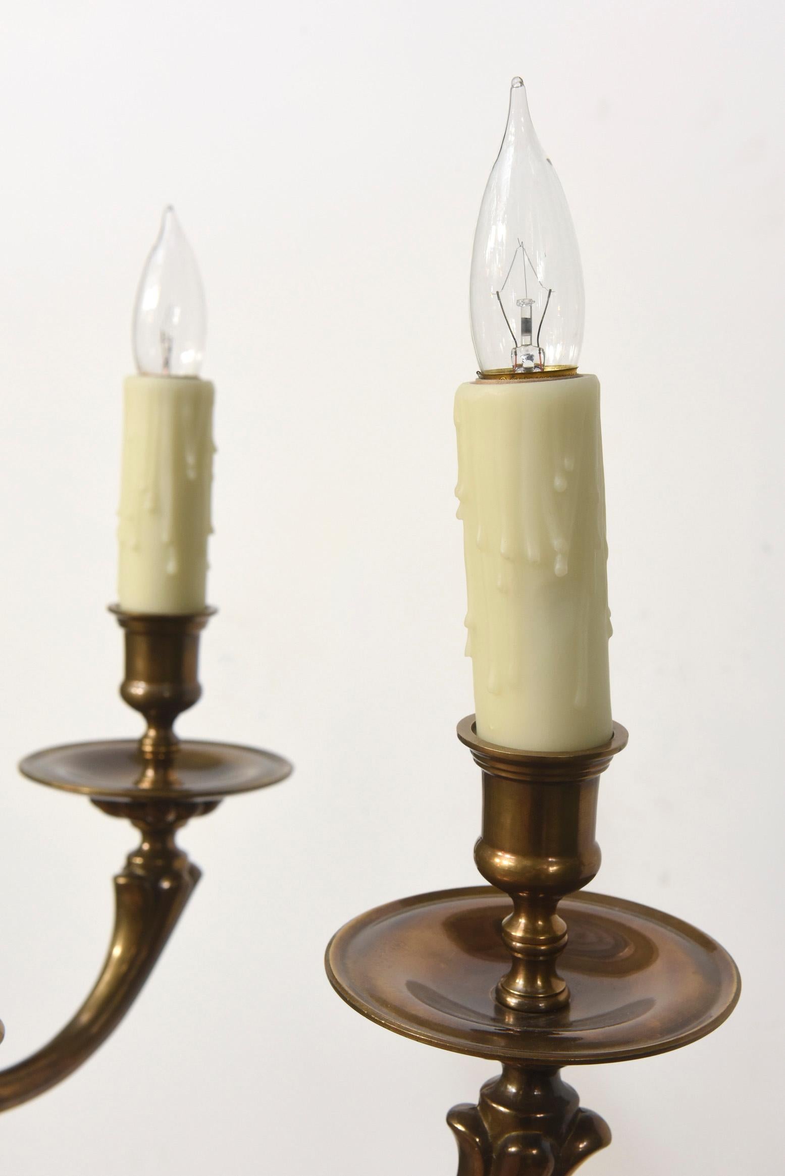 Revival Lampadario a sei luci in ottone del XX secolo in vendita