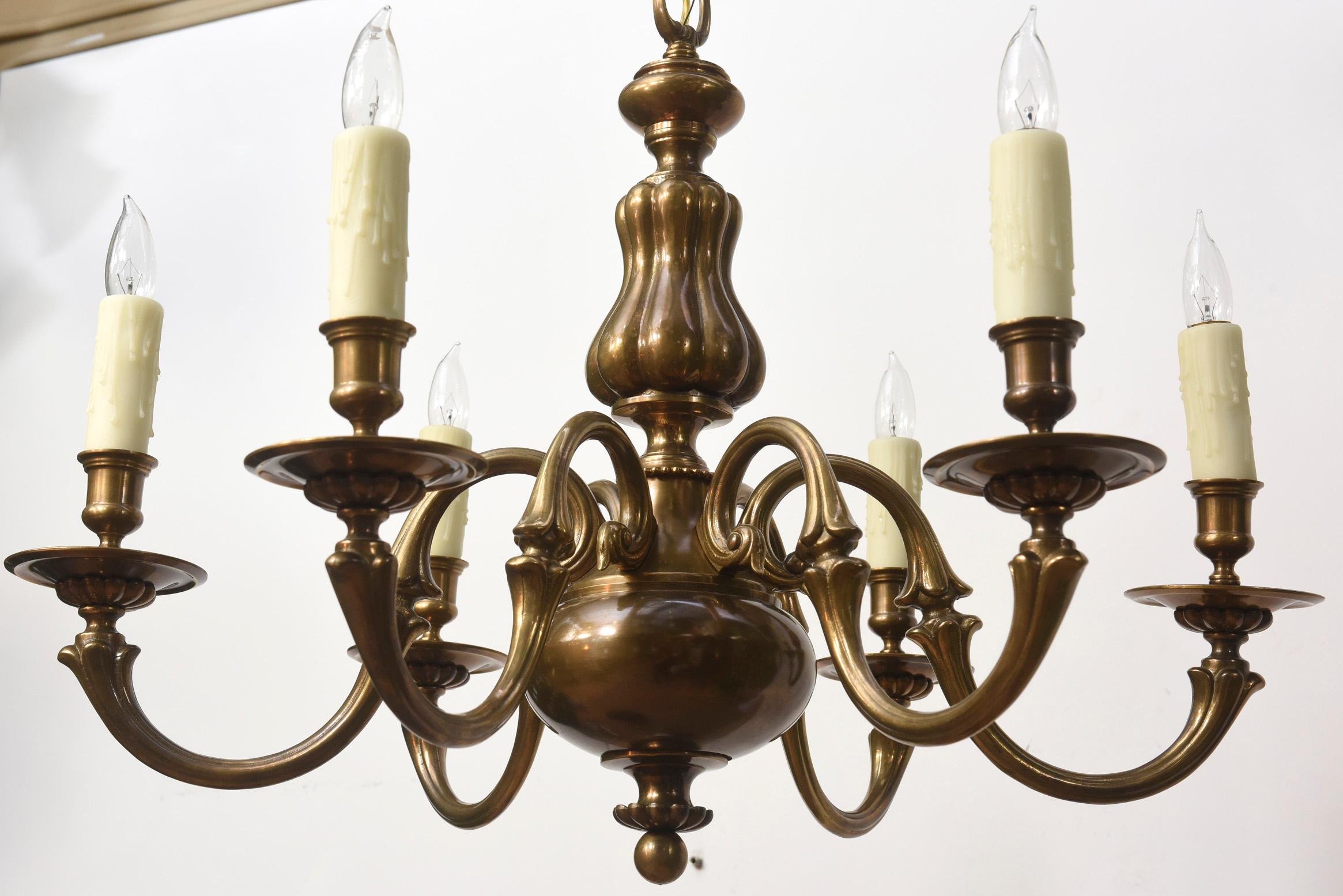 Americano Lampadario a sei luci in ottone del XX secolo in vendita