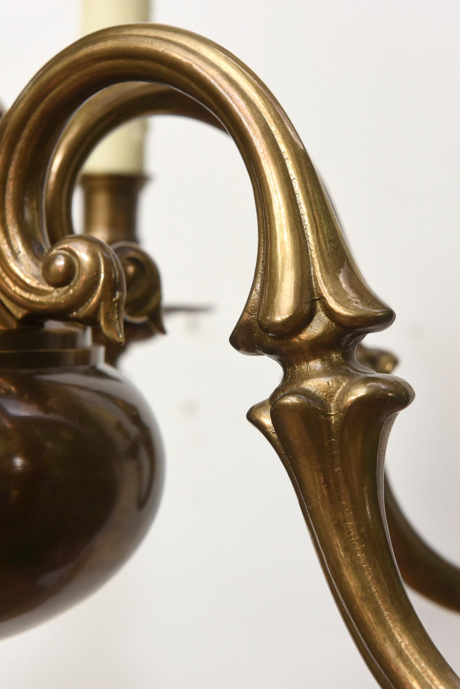 Ottone Lampadario a sei luci in ottone del XX secolo in vendita