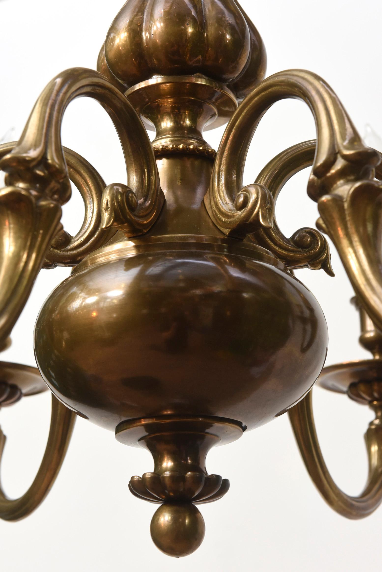 Lampadario a sei luci in ottone del XX secolo in vendita 1