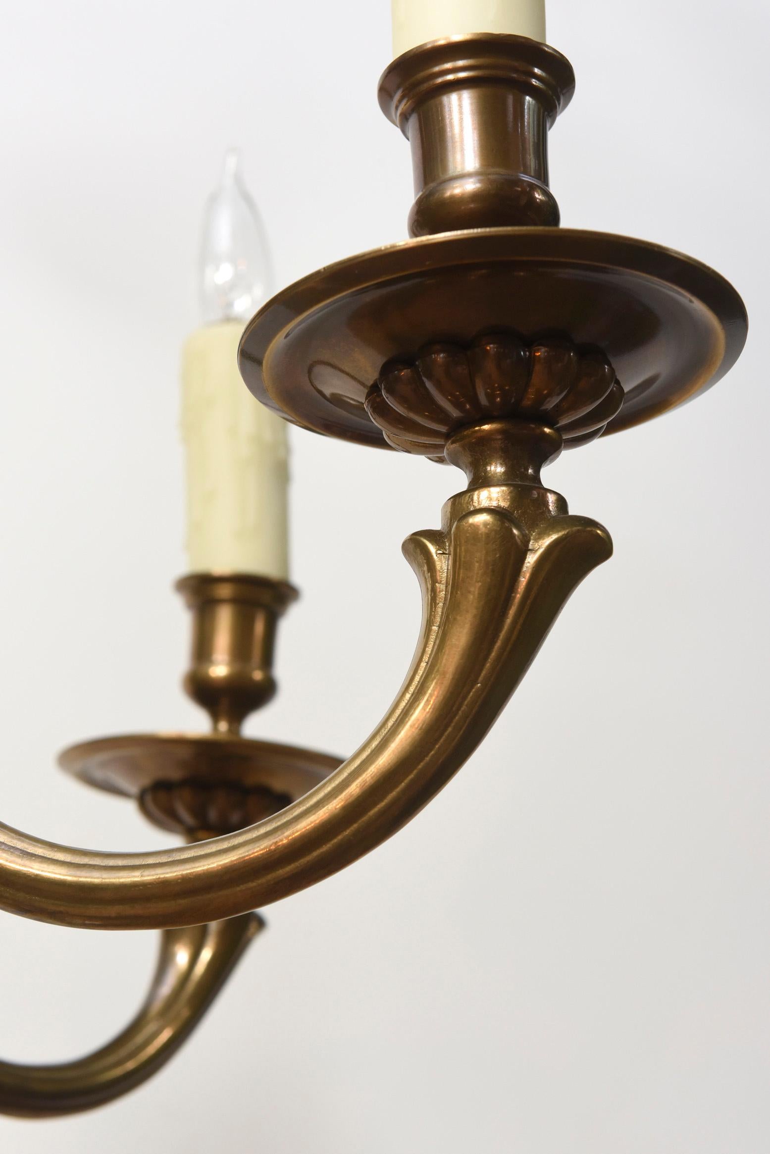 Lampadario a sei luci in ottone del XX secolo in vendita 2