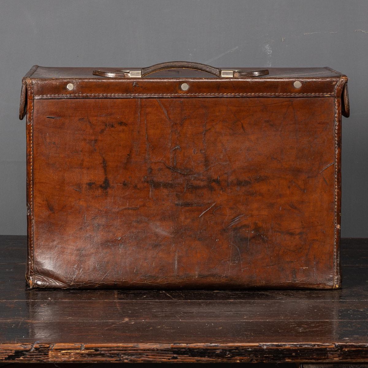 20th Century Small Bridle Leather Hat Case, c.1910 In Good Condition For Sale In Royal Tunbridge Wells, Kent