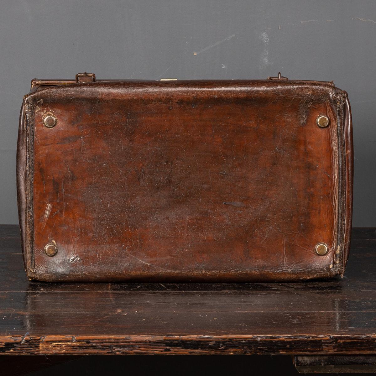 20th Century Small Bridle Leather Hat Case, c.1910 For Sale 1