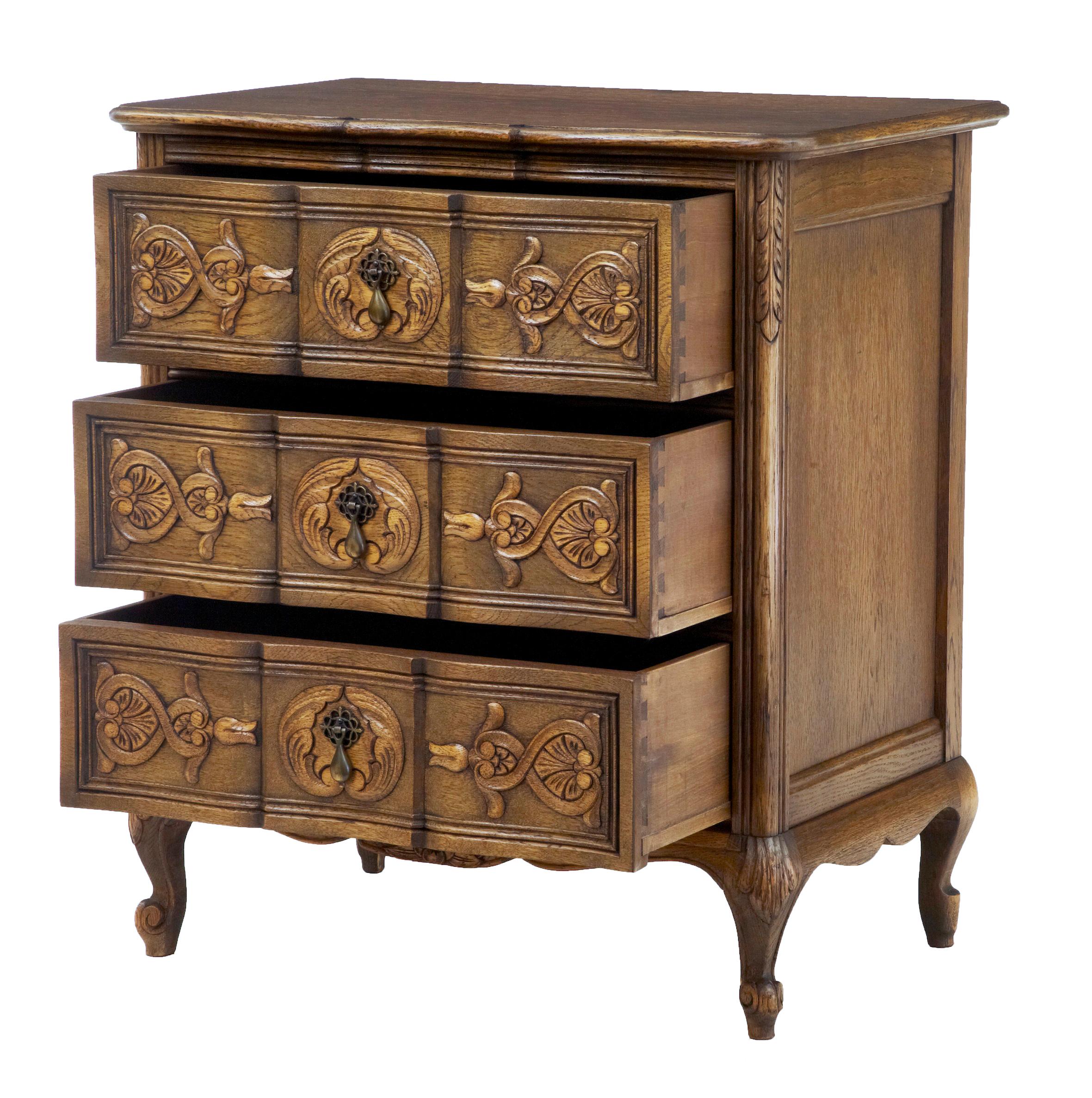 Good quality oak commode circa 1960 in the French Provincial style.

Scallop shaped front with heavily carved drawer fronts. Each fitted with a brass drop handle. Acanthus leaf detail to sides.

Standing on cabriole legs.

Some surface
