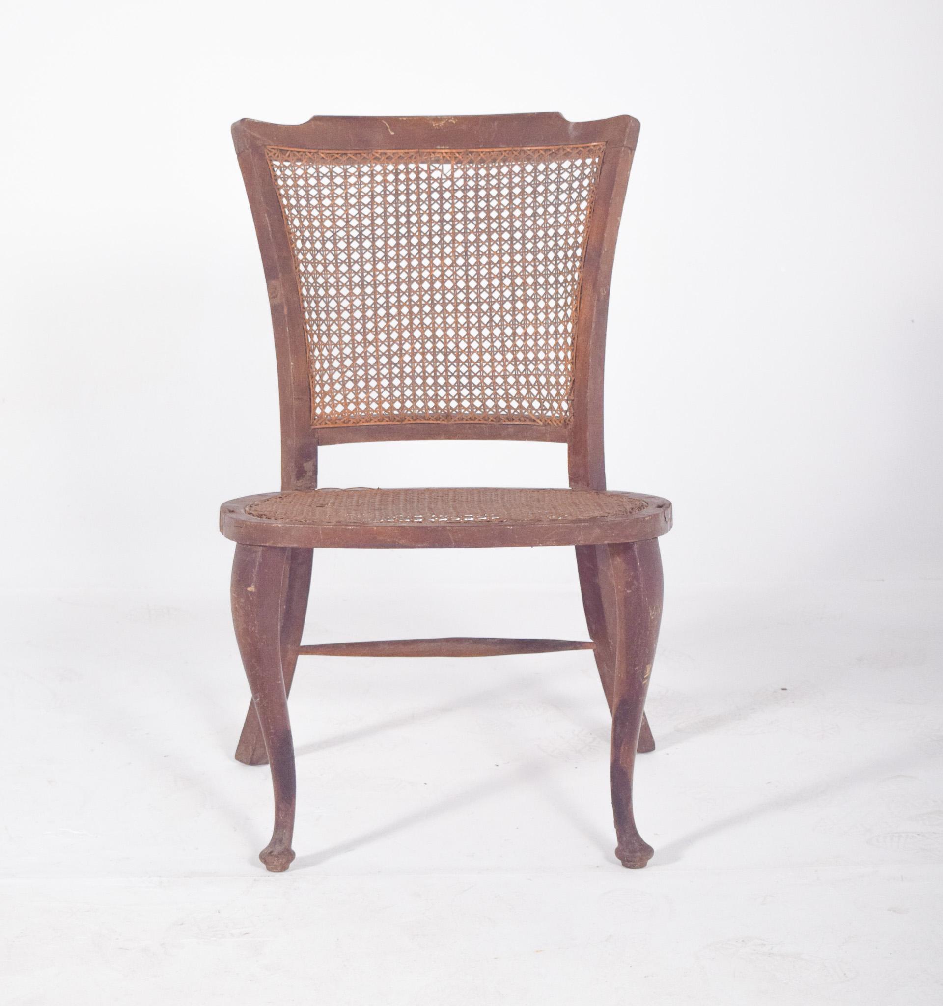 Petite chaise avec assise et dossier en paille. Inspiré de l'art nouveau, il est doté d'un dossier et d'une assise en paille tressée à la main. La structure présente des lignes élégantes et fluides, avec un accent particulier sur les pieds avant en
