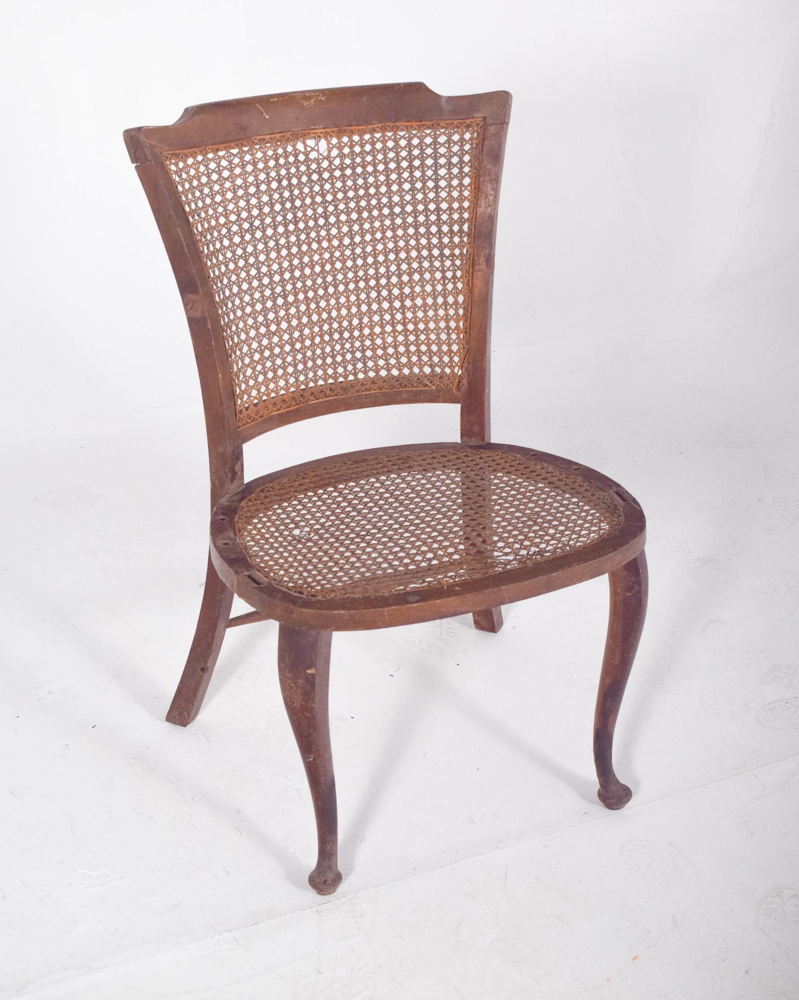 Portugais Petite chaise du 20e siècle avec assise et dossier en paille en vente