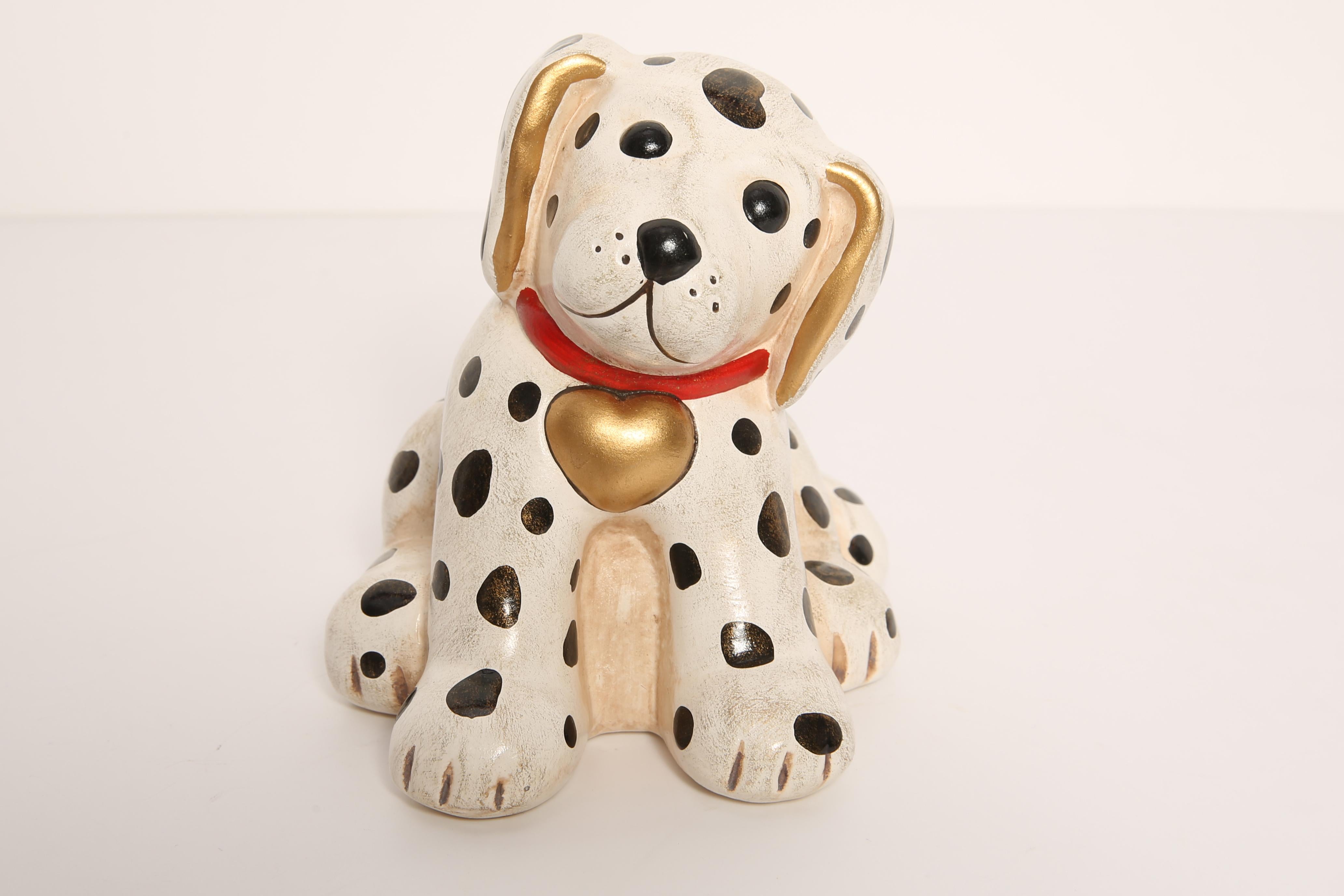 Céramique peinte, bon état d'origine vintage. Une sculpture décorative magnifique et unique. La sculpture de chien dalmatien a été produite par l'usine de Thun en Italie.