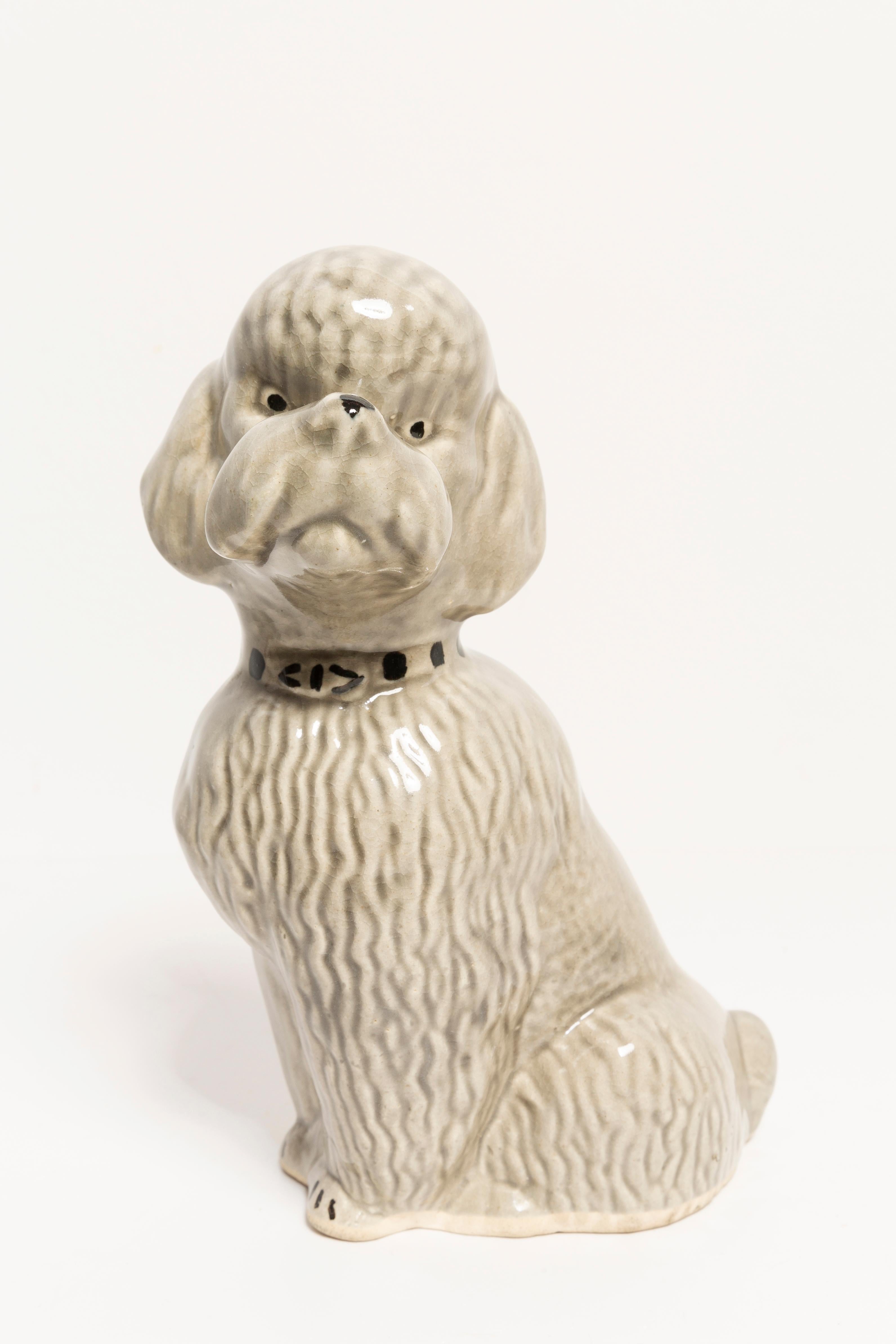 Céramique peinte, très bon état d'origine vintage. Aucun dommage ou fissure. Une sculpture décorative magnifique et unique. La sculpture du chien caniche gris a été produite en Italie. Un seul chien disponible.