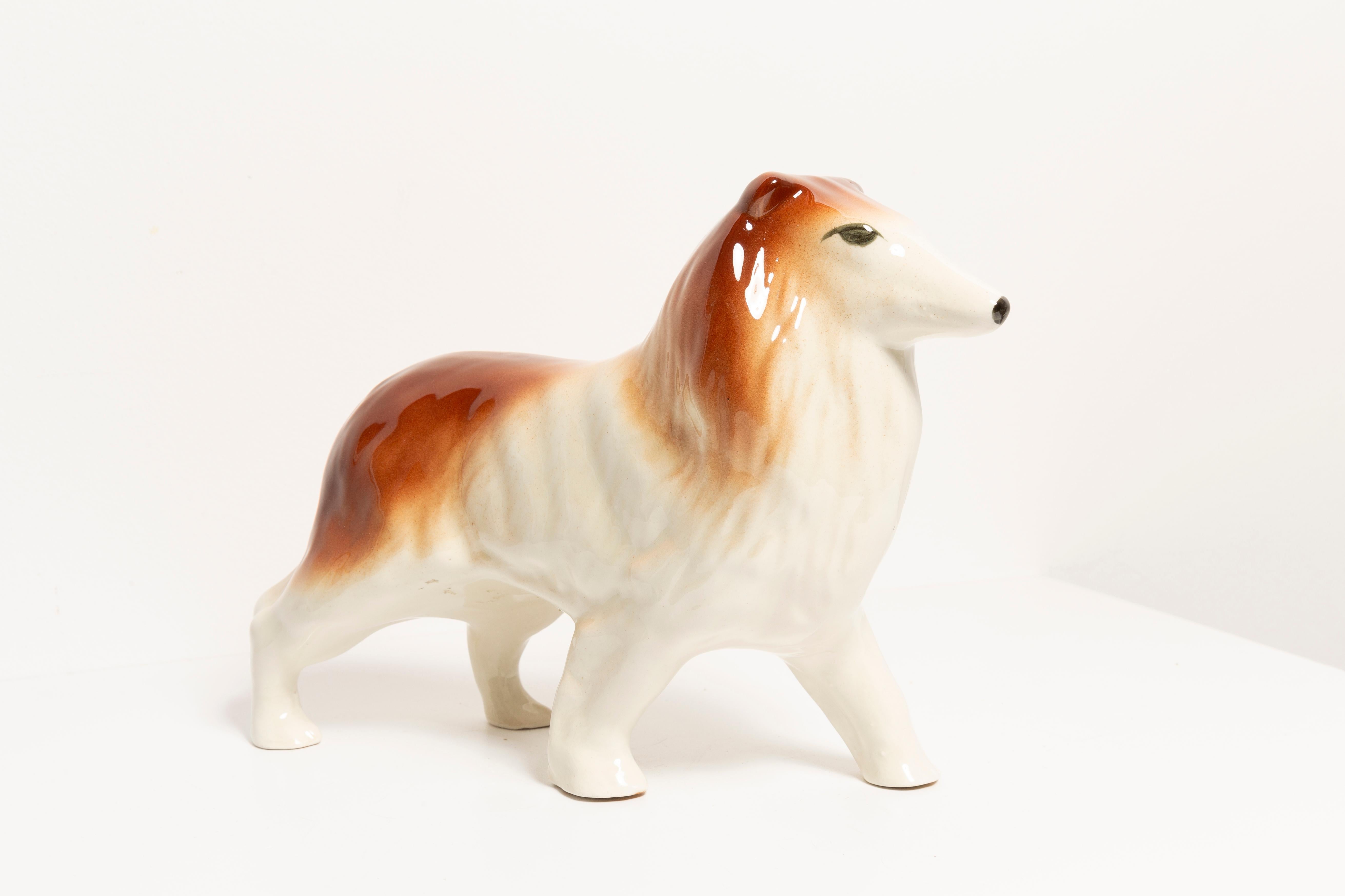 Céramique peinte, très bon état d'origine vintage. Aucun dommage ou fissure. Une sculpture décorative magnifique et unique. La sculpture de chien Lessie a été produite en Italie. Un seul chien disponible.