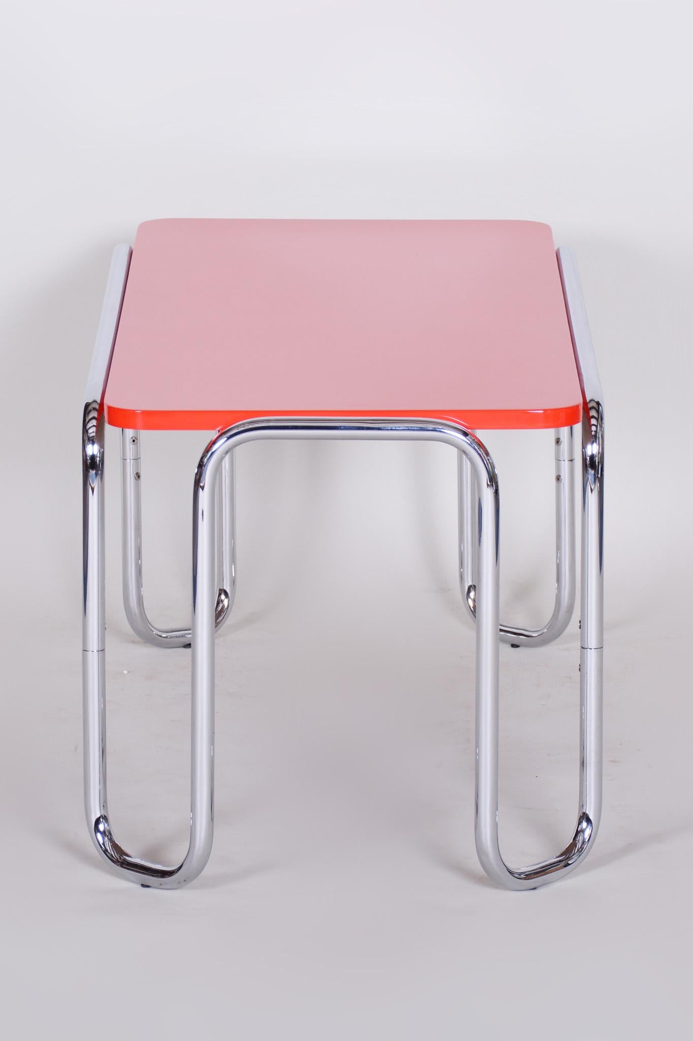 Petite table Bauhaus rouge tchèque chromée du 20e siècle par Kovona, années 1950 Bon état - En vente à Horomerice, CZ
