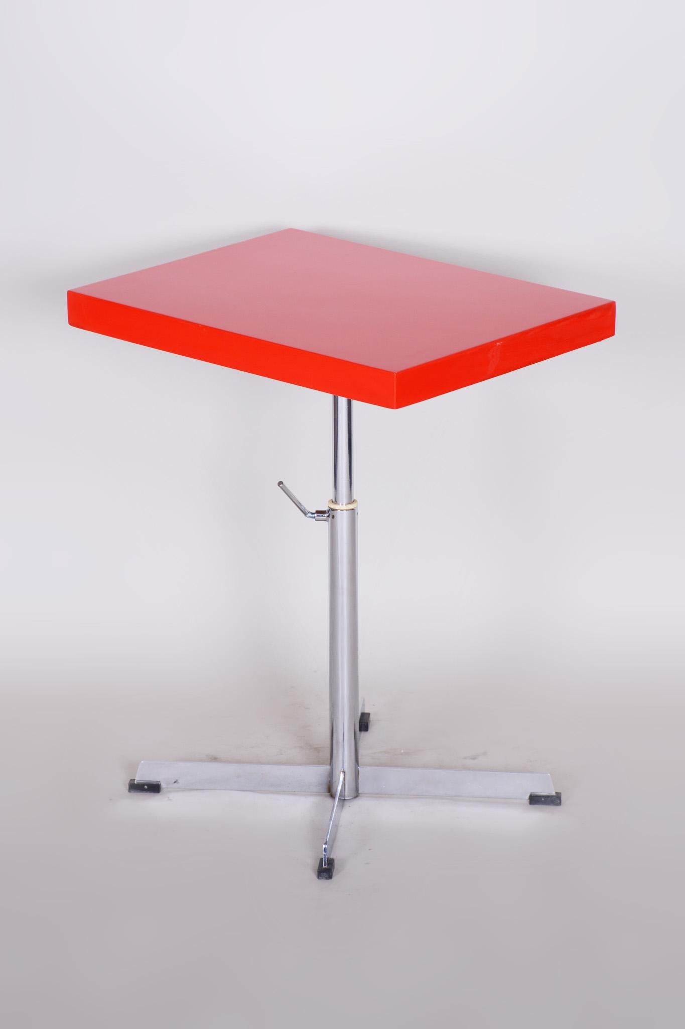 petite table Bauhaus du 20ème siècle:: restaurée:: en chrome rouge:: à hauteur réglable:: années 30 Bon état - En vente à Horomerice, CZ