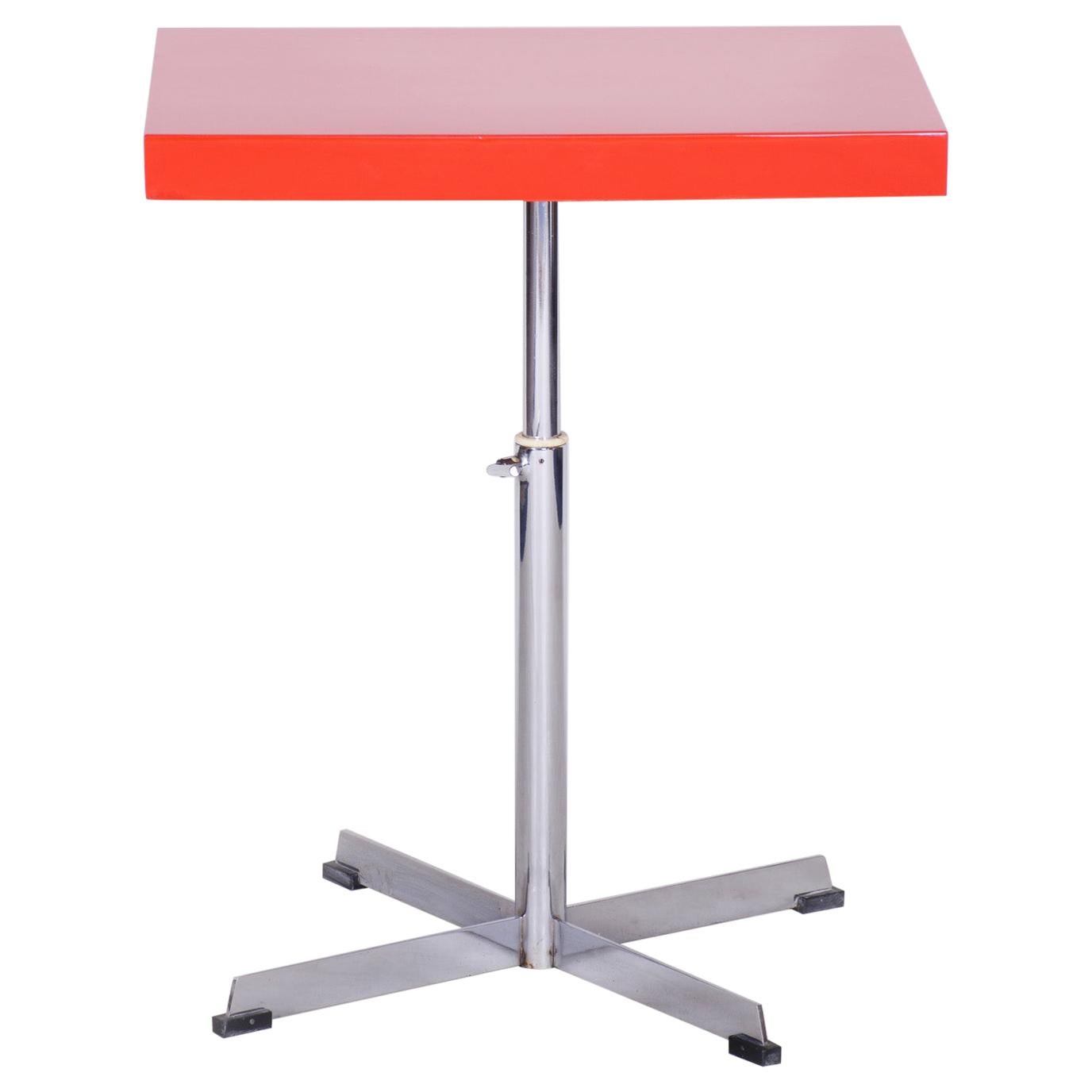 petite table Bauhaus du 20ème siècle:: restaurée:: en chrome rouge:: à hauteur réglable:: années 30