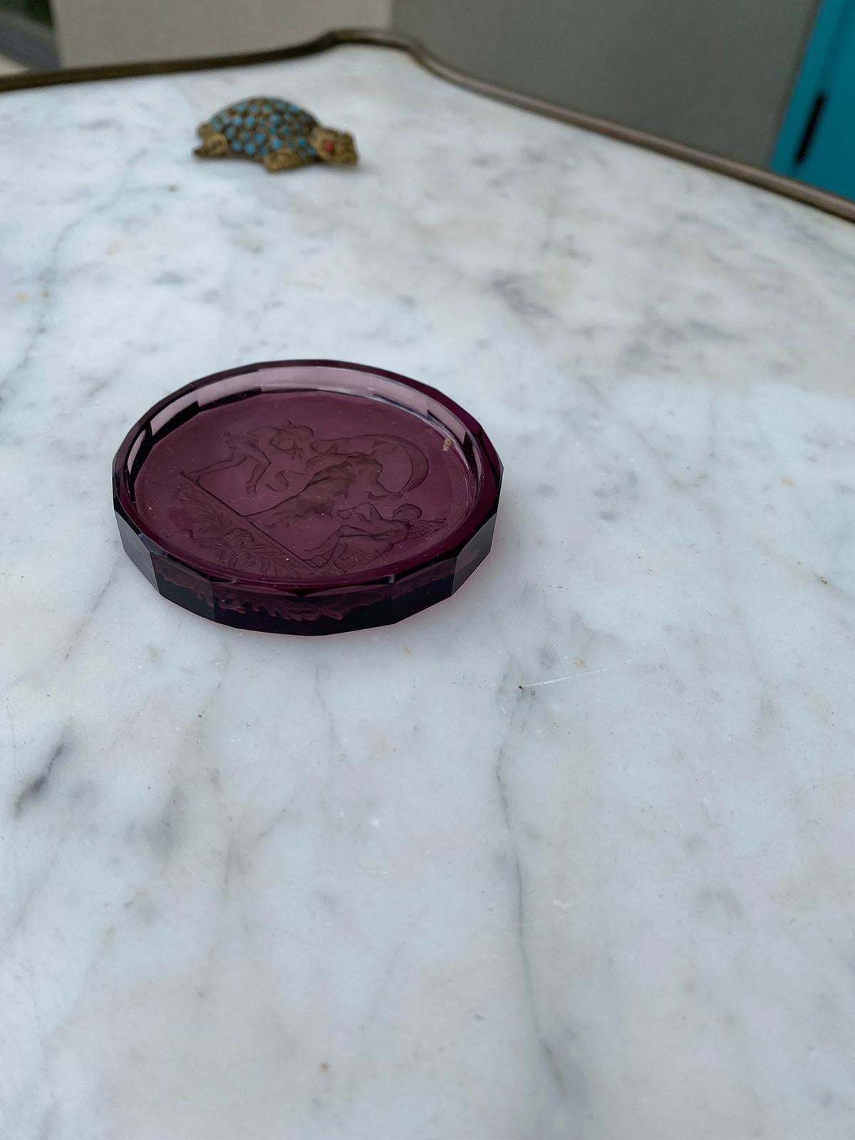 20th Century Small Round Neoclassical Amethyst Glass Etched Intaglio Dish For Sale 2