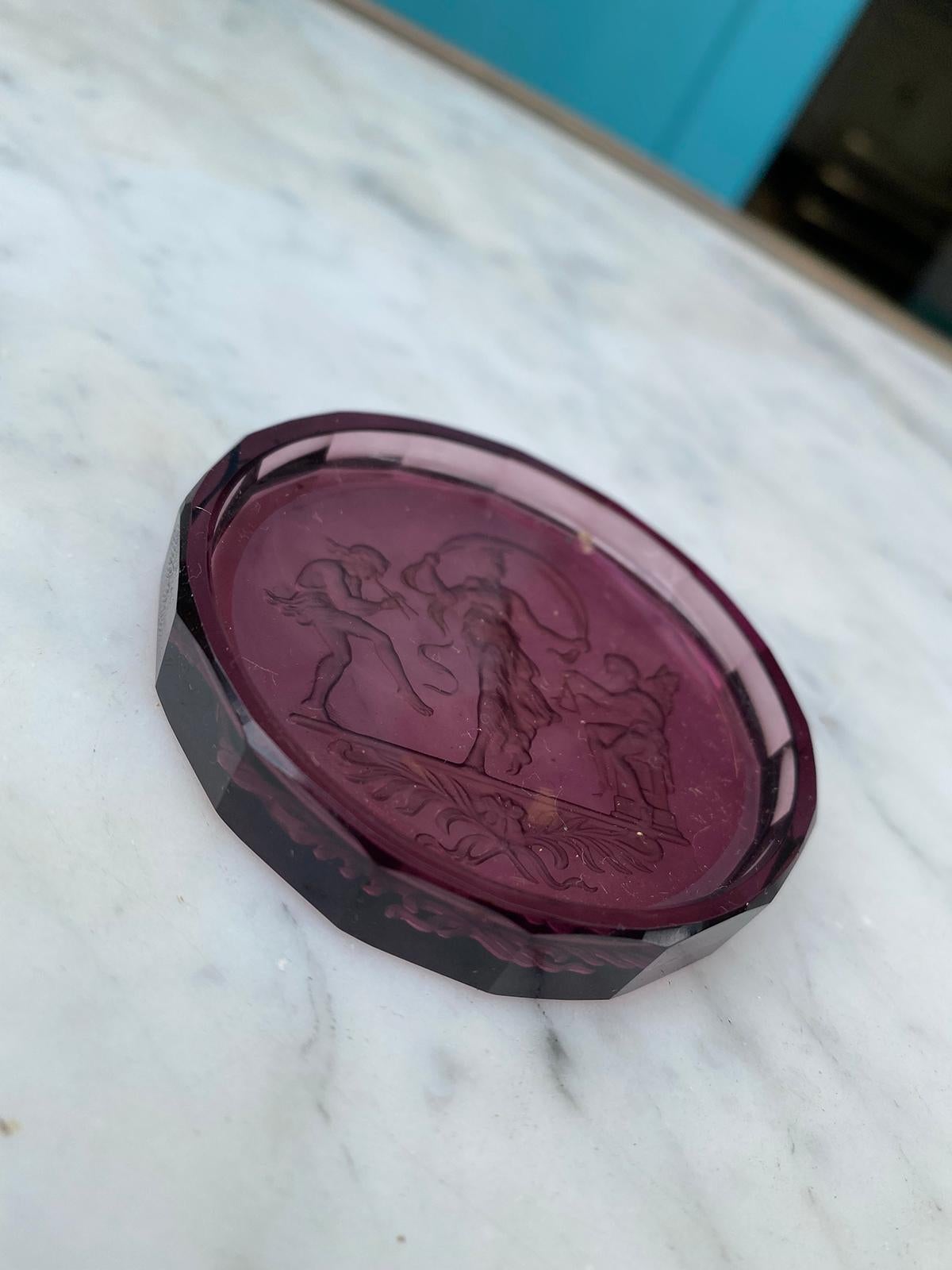 20th Century Small Round Neoclassical Amethyst Glass Etched Intaglio Dish For Sale 4