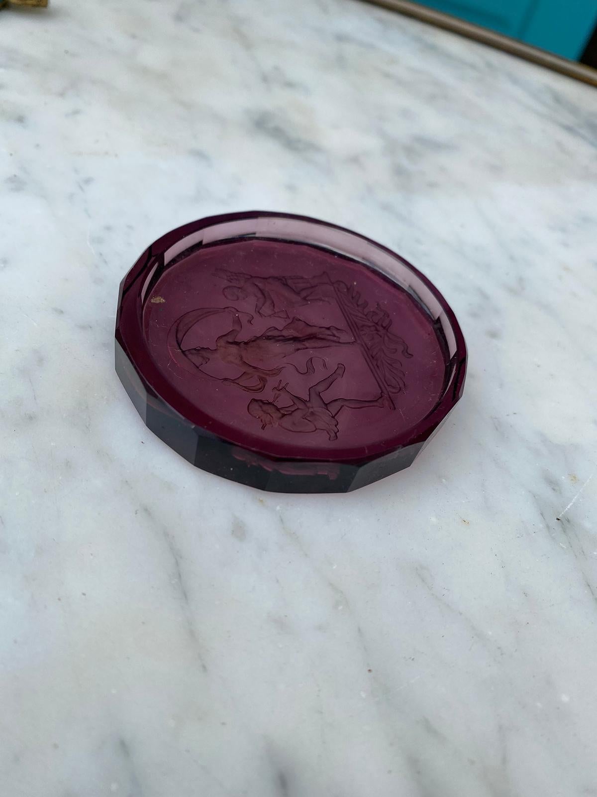 20th Century Small Round Neoclassical Amethyst Glass Etched Intaglio Dish For Sale 5