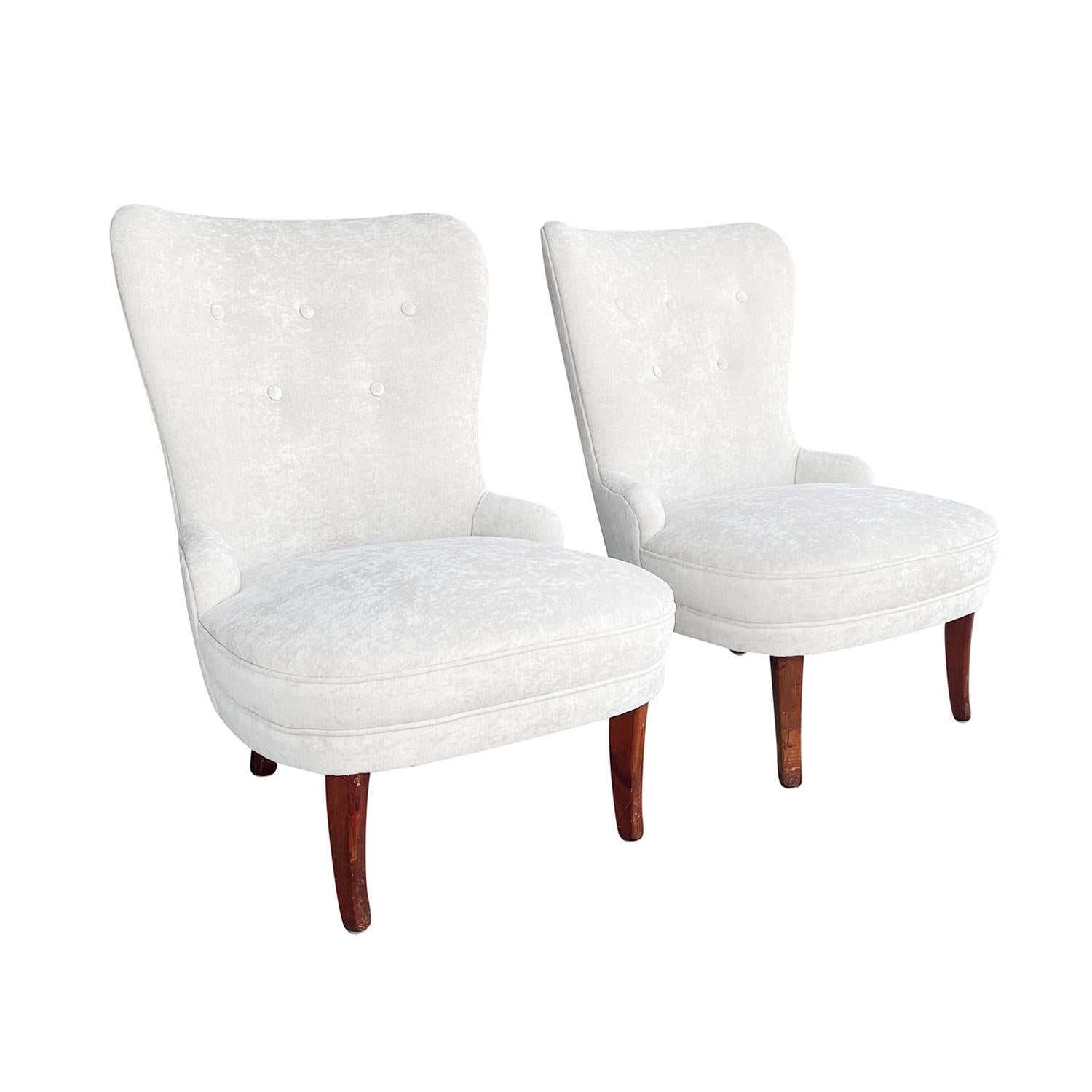 A small, vintage Mid-Century Modern Swedish pair of styled slipper chairs designed by Carl Malmsten, in good condition. The Scandinavian side chairs are standing on four slightly curved Mahogany feet. Newly upholstered in a white-grey fabric. Wear