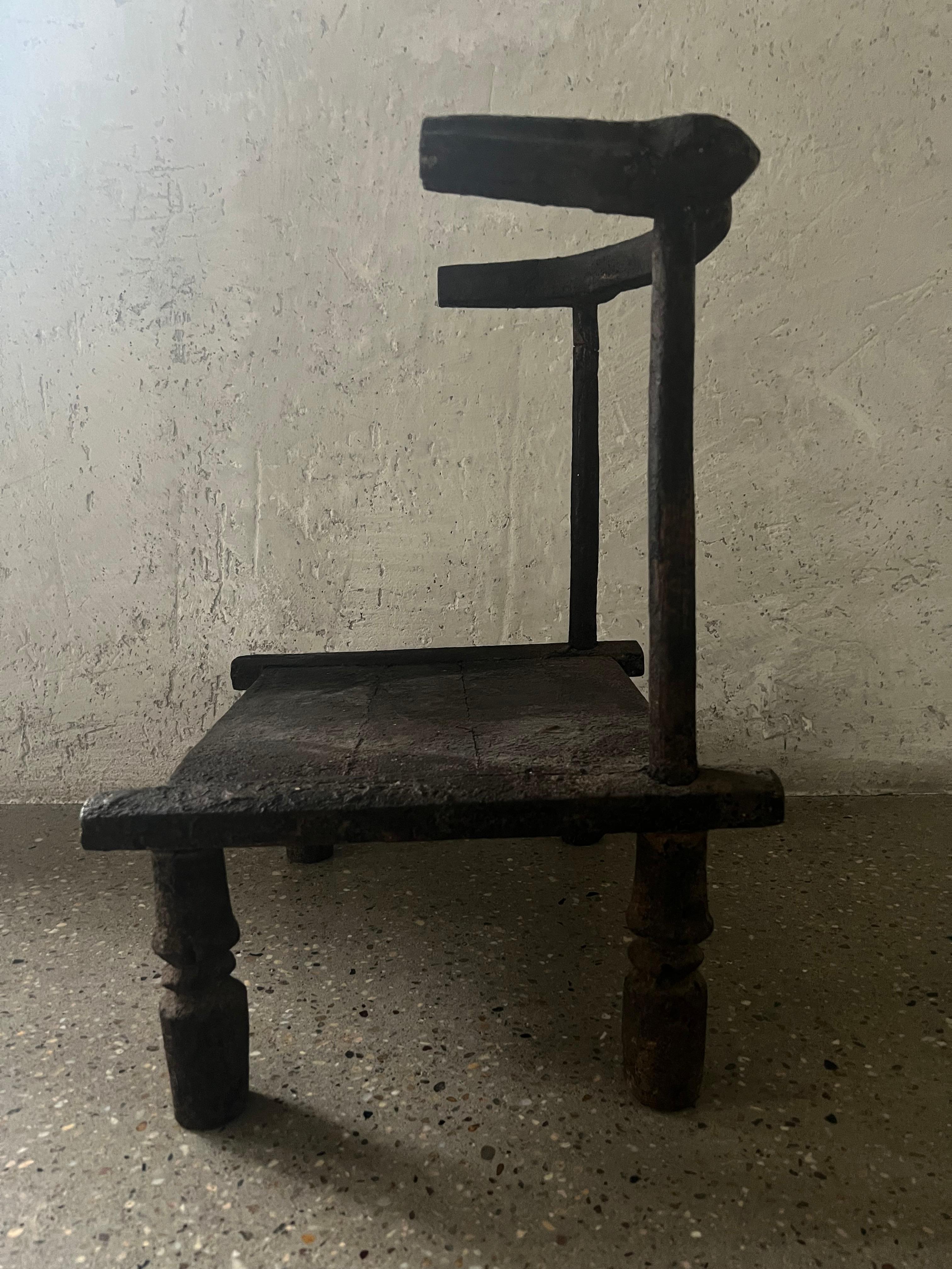 Fait main 20e siècle Petite chaise africaine usée par les intempéries  en vente