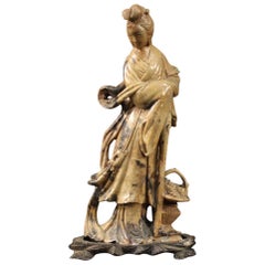 Chinesische Seifenstein-Skulptur einer weiblichen Figur des 20. Jahrhunderts, 1960