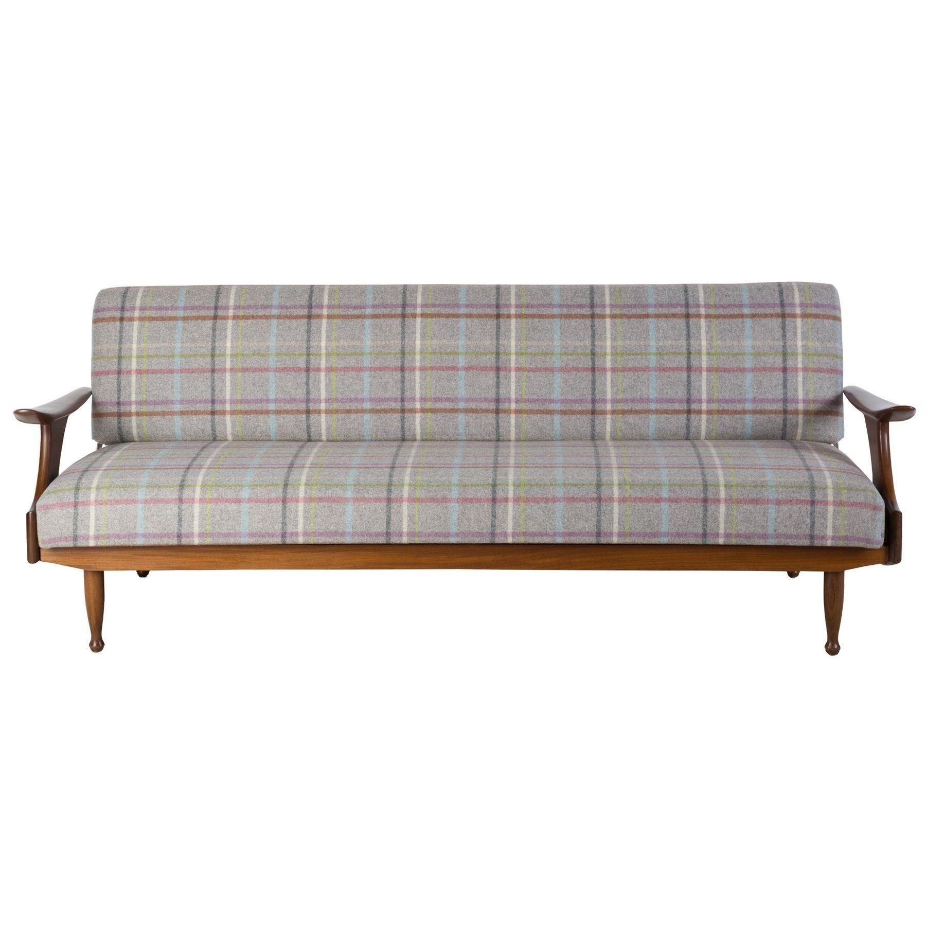 Magnifique canapé-lit à accoudoirs flottants anglais du 20e siècle par Greaves et Thomas de Londres.
Rembourré en laine à carreaux Abraham Moon.
Circa 1960.
Dimensions du lit : H 74cm X L 205cm P 85cm.