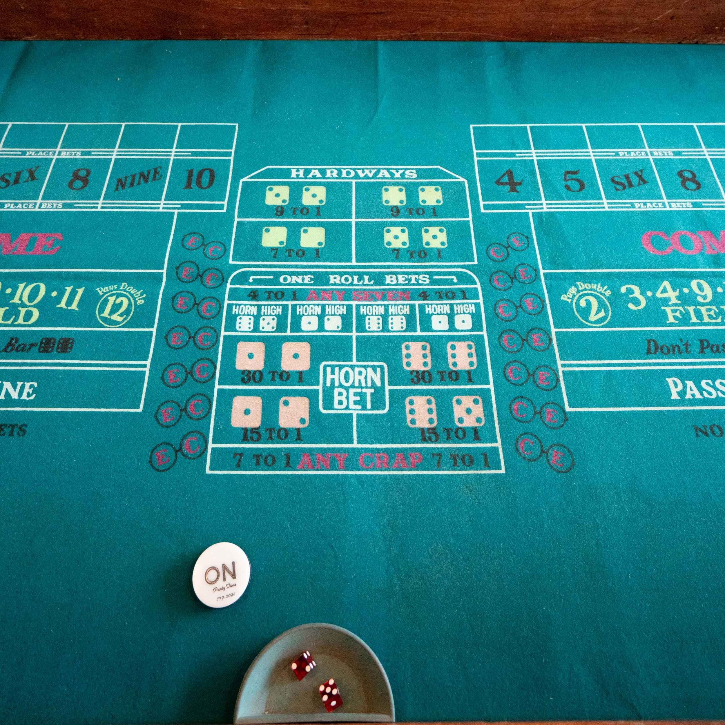 Americano 20th century solid authentic craps game table in vendita