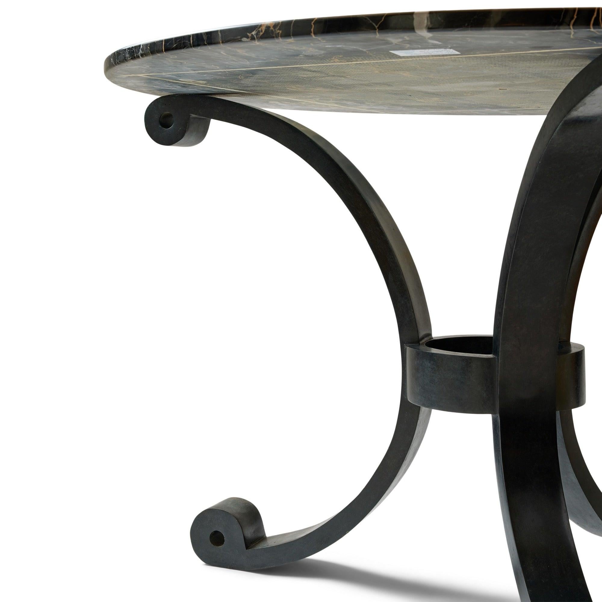 Mesa de centro de bronce macizo del siglo XX con tapa de mármol de Francia en Excelente estado para la venta en Sagaponack, NY
