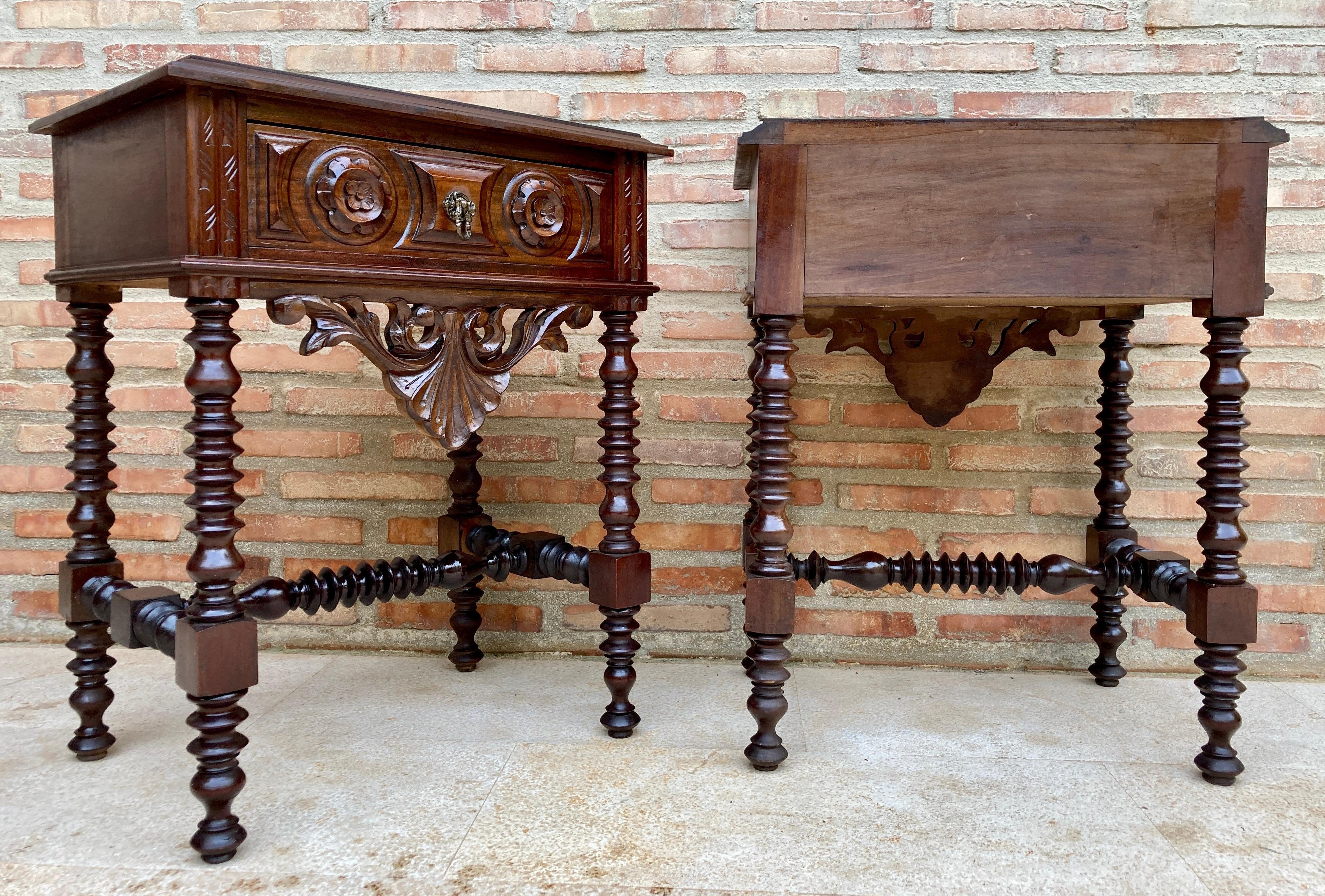 20th Century Solid Carved French Nightstands with Turned Columns and One Drawer  In Good Condition For Sale In Miami, FL