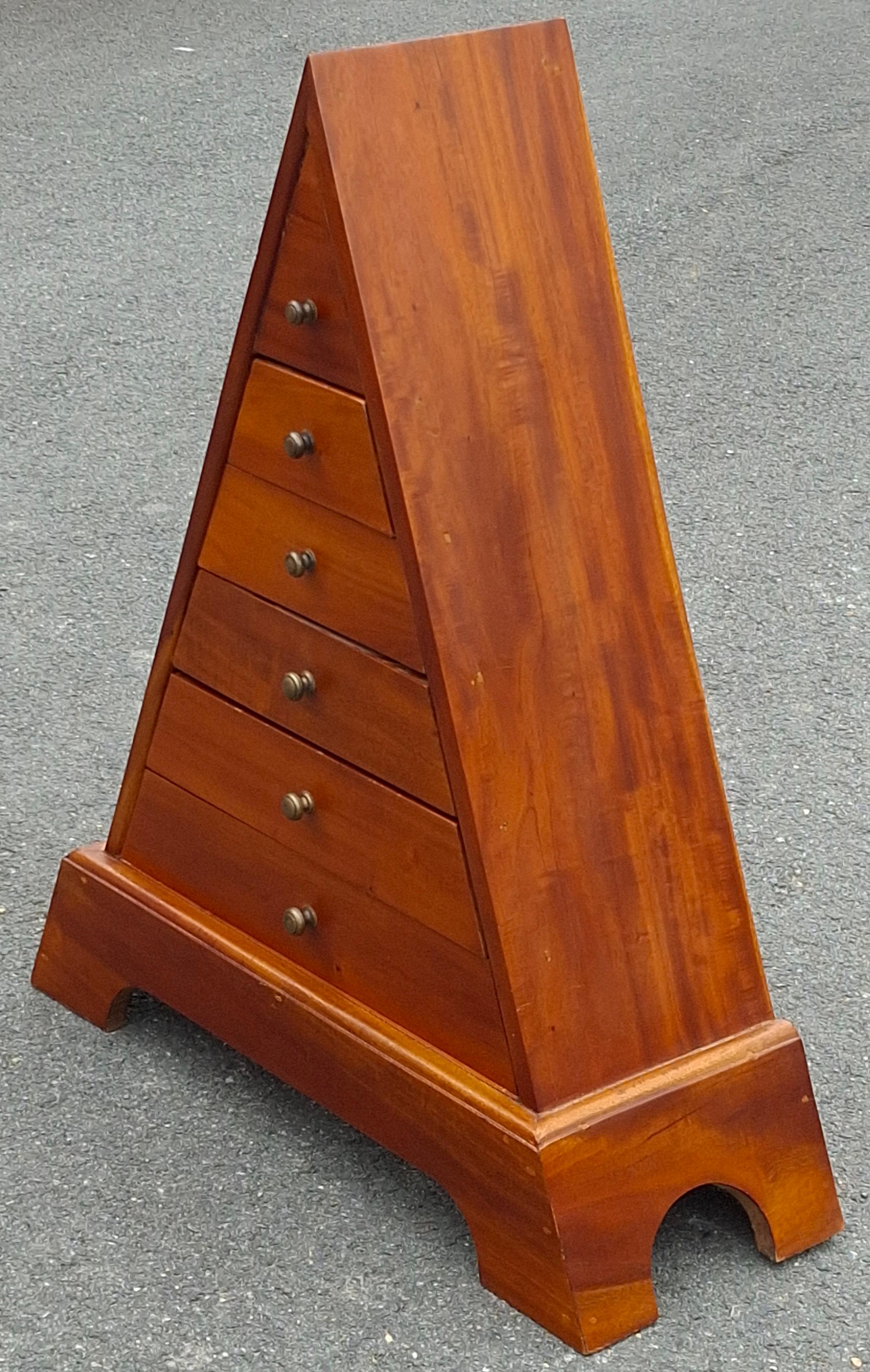 【展示品】センチュリーファニチャー「Pyramid」 コンソールチェスト 20th Century Solid Cherry Pyramid Chest of Drawers For Sale at 1stDibs