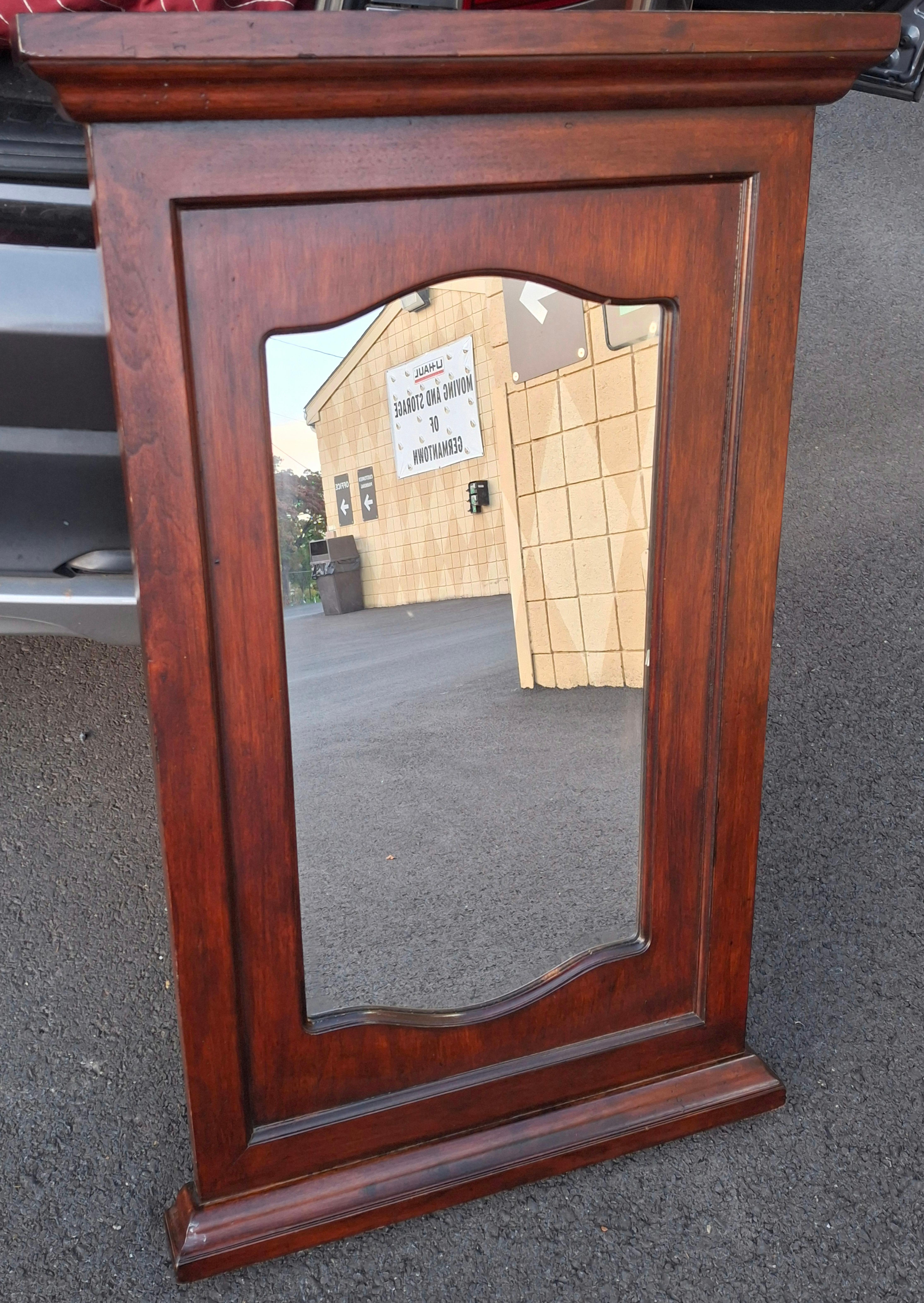 Miroir mural en bois de fruitier massif du 20e siècle. Excellent état vintage. Grande taille pour le meuble-lavabo ou la salle de bain
Dimensions : 24