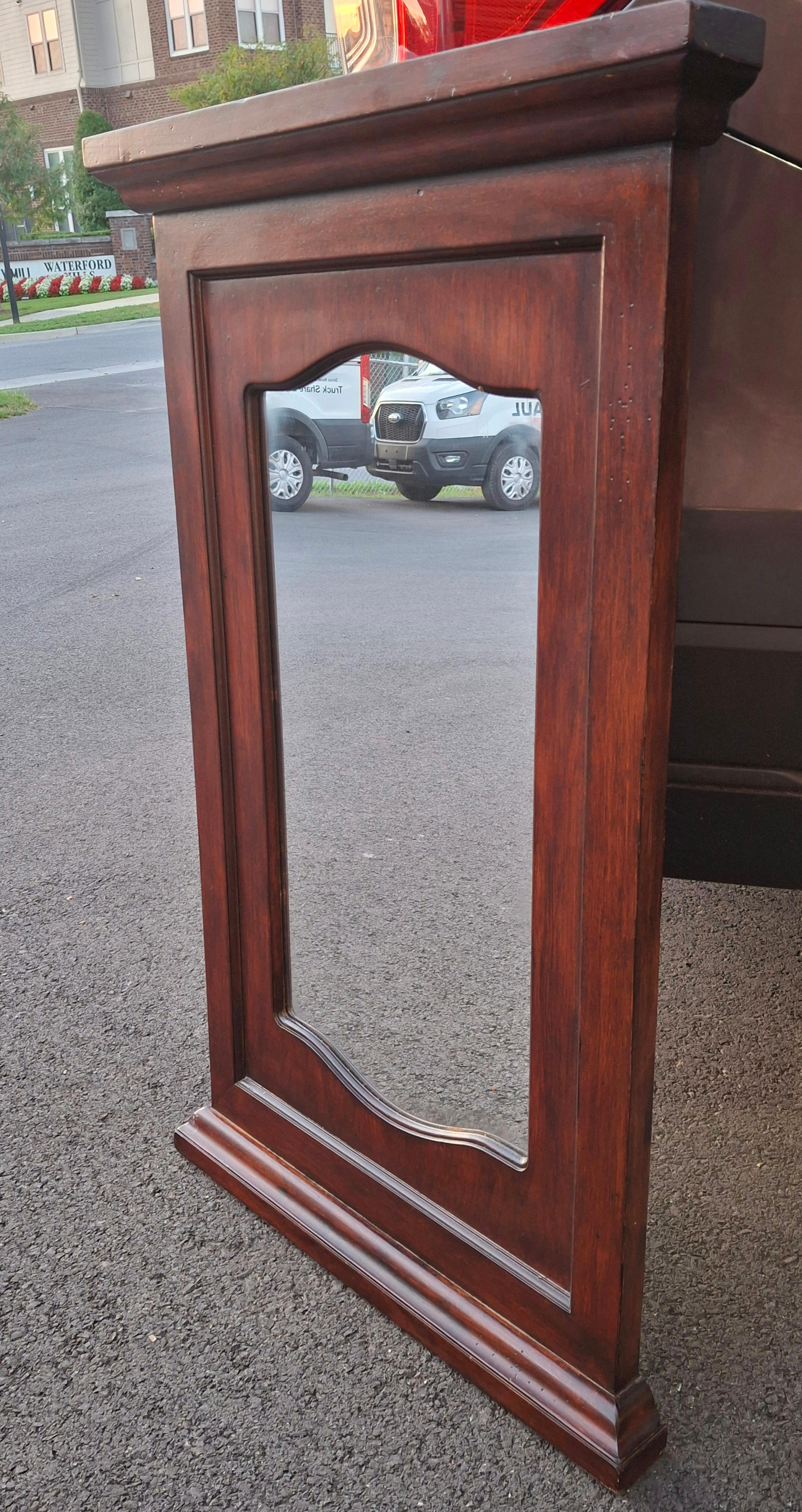 Miroir mural en bois de fruitier massif du 20e siècle Bon état - En vente à Germantown, MD