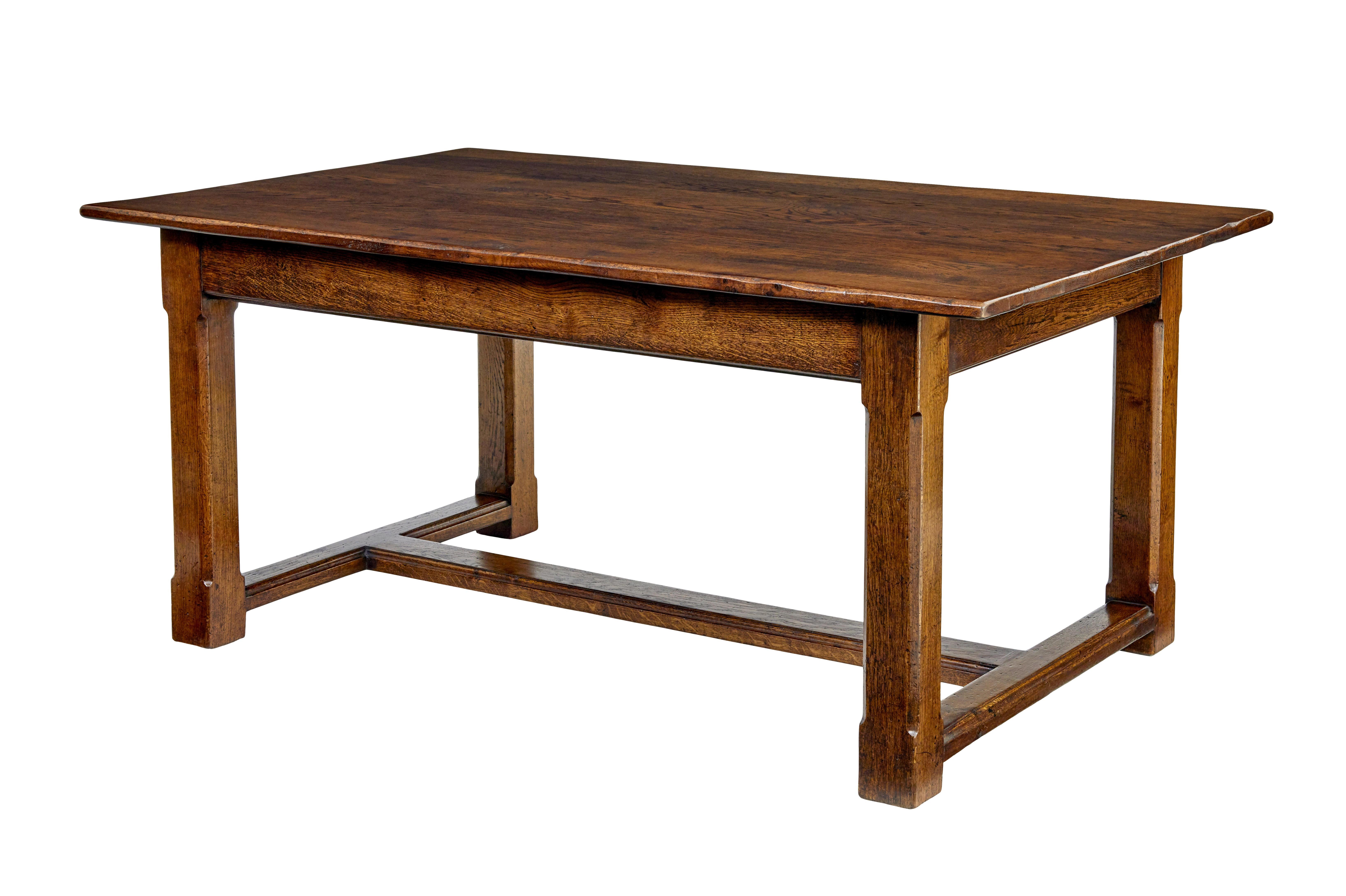 Mesa de refectorio de roble macizo de finales del siglo XX, hacia 1990.

Mesa de refectorio de roble de buena calidad, de fabricación inglesa, hecha con roble curado.  Tablero de 7 tablones de roble, sobre una base de patas rectas con detalles