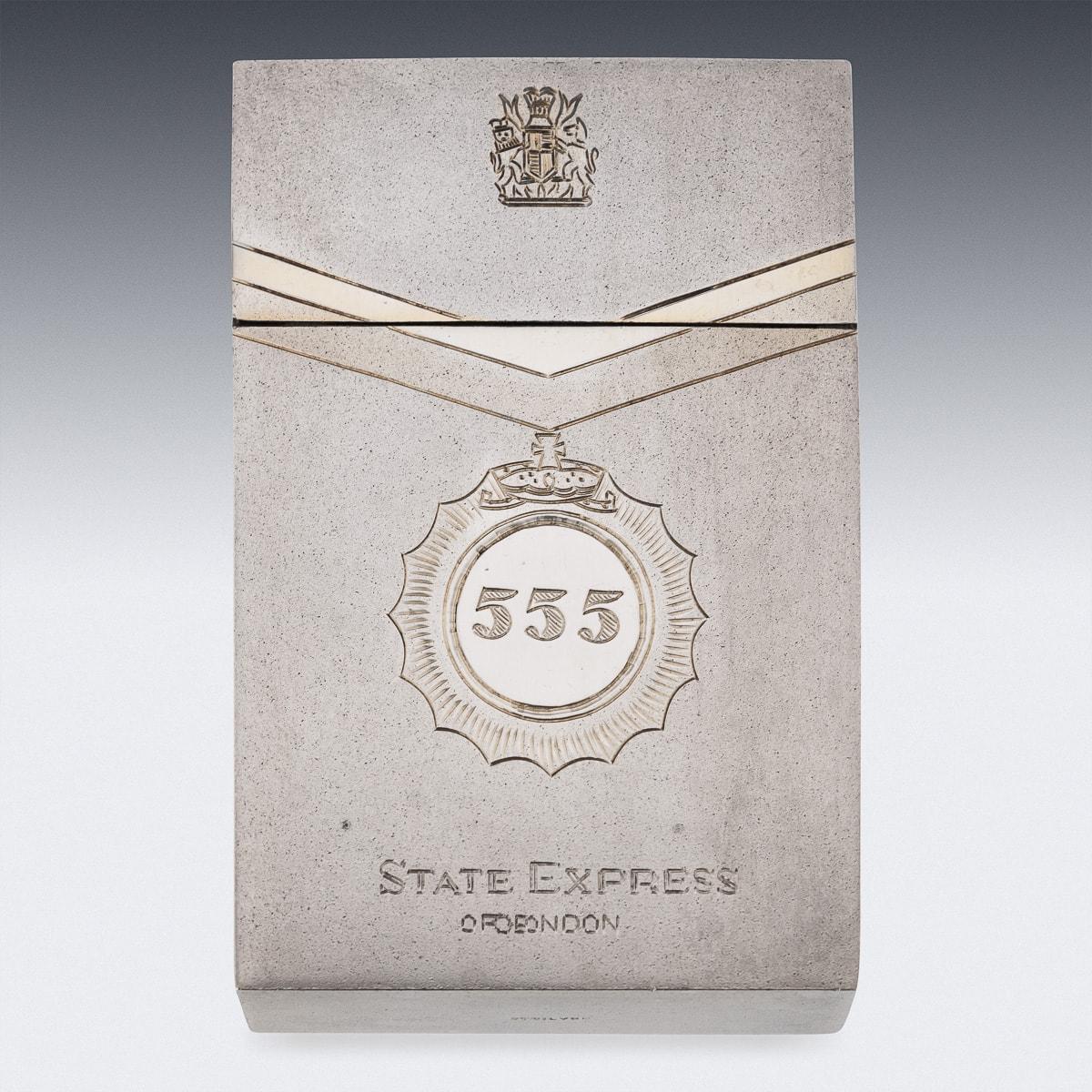 Eine hervorragende Zigarettendose aus massivem Silber des 20. Jahrhunderts von 555 State Express of London. Die Schachtel ist im Stil einer Zigarettenschachtel gestaltet, das eingravierte Dekor auf der Vorderseite der Schachtel zeigt das 555 State