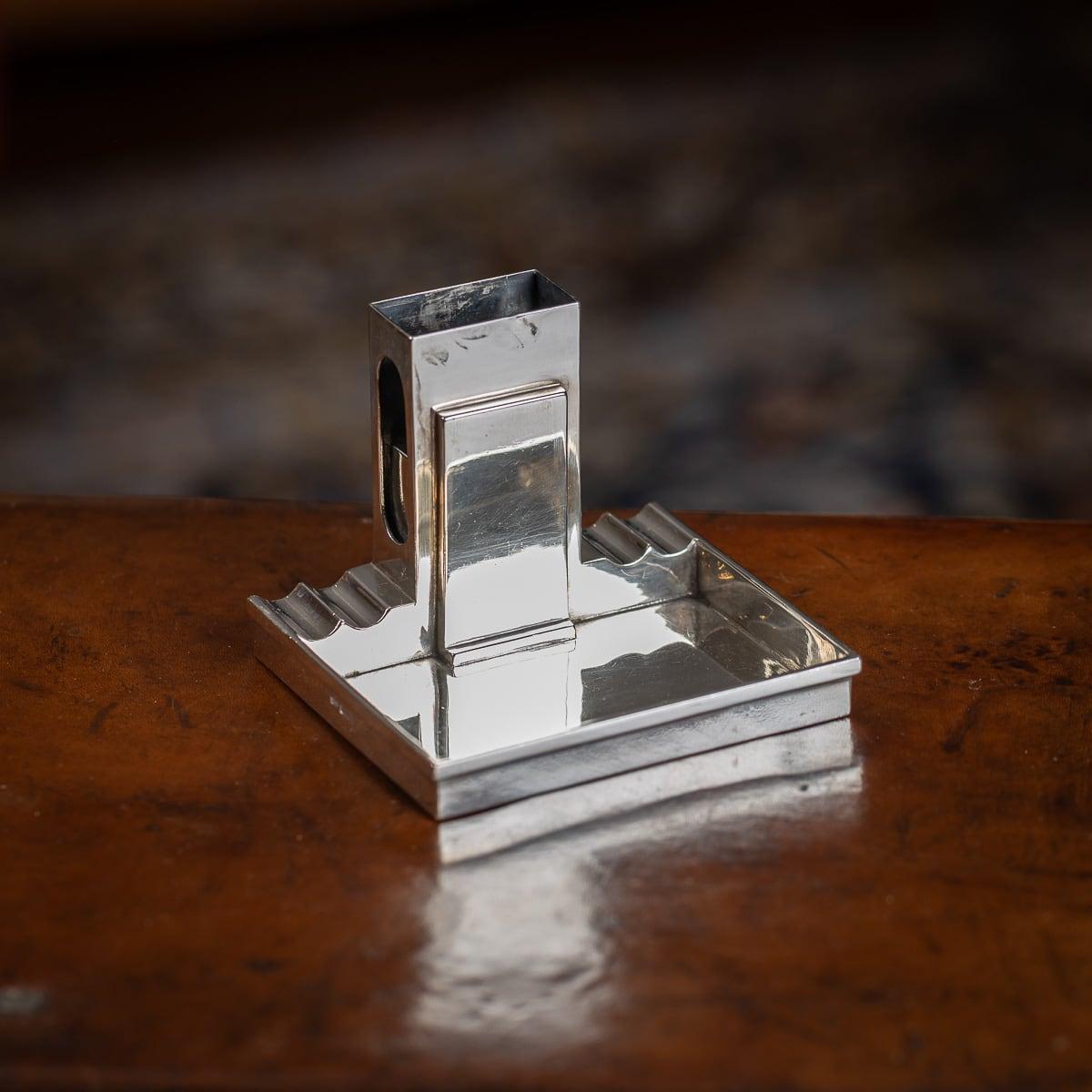 Un fantastique cendrier anglais en argent massif du milieu du 20e siècle avec un porte-allumettes par Walker & Hall. Cendrier rectangulaire avec quatre emplacements pour poser un cigare. Au centre, un espace pour ranger une boîte d'allumettes,