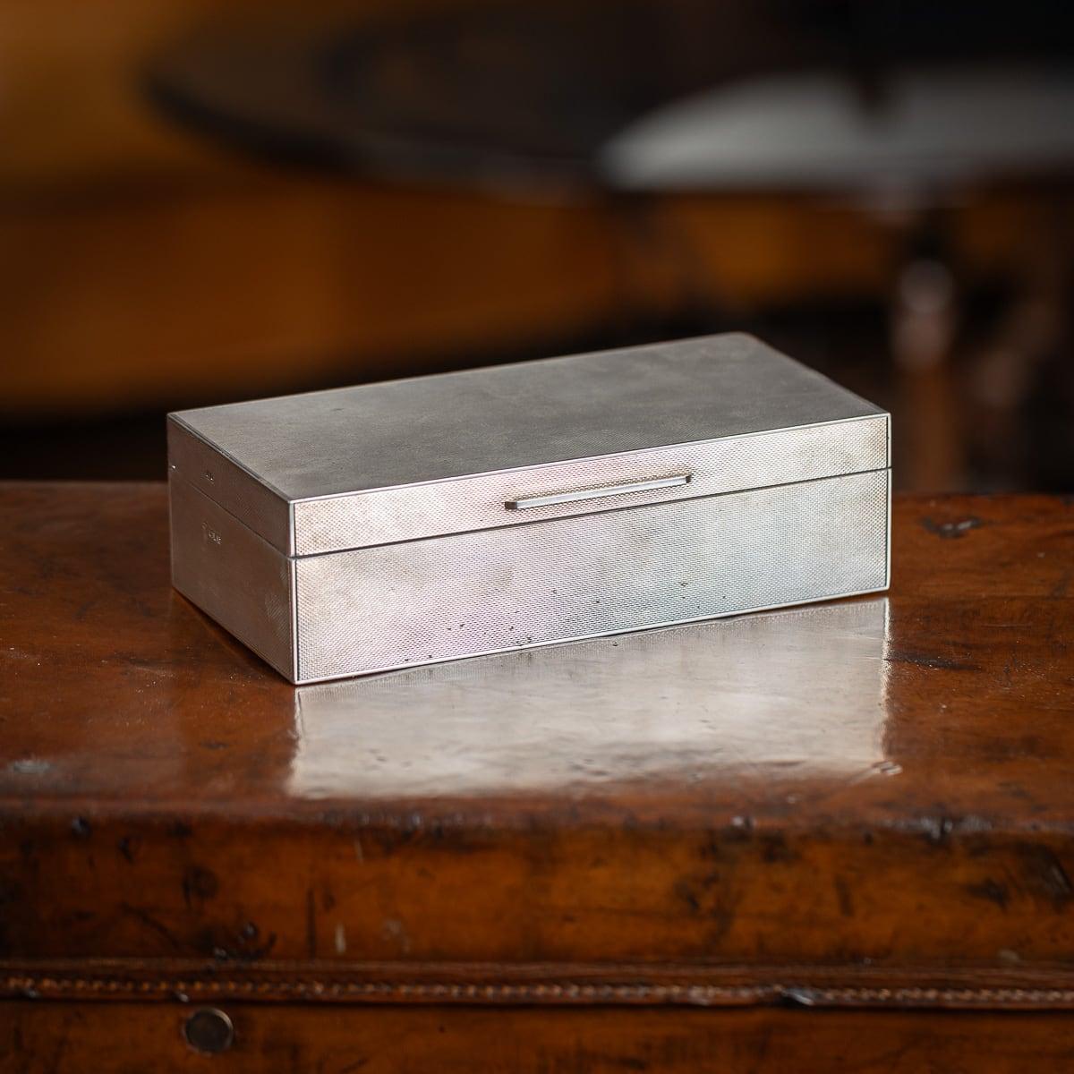 Boîte ancienne du milieu du 20e siècle, simple et élégante, avec une multitude d'utilisations, actuellement parfaite pour ranger des cigarettes ou des cigares, mais également pour ranger des bijoux ou des bibelots. Le corps en argent massif est