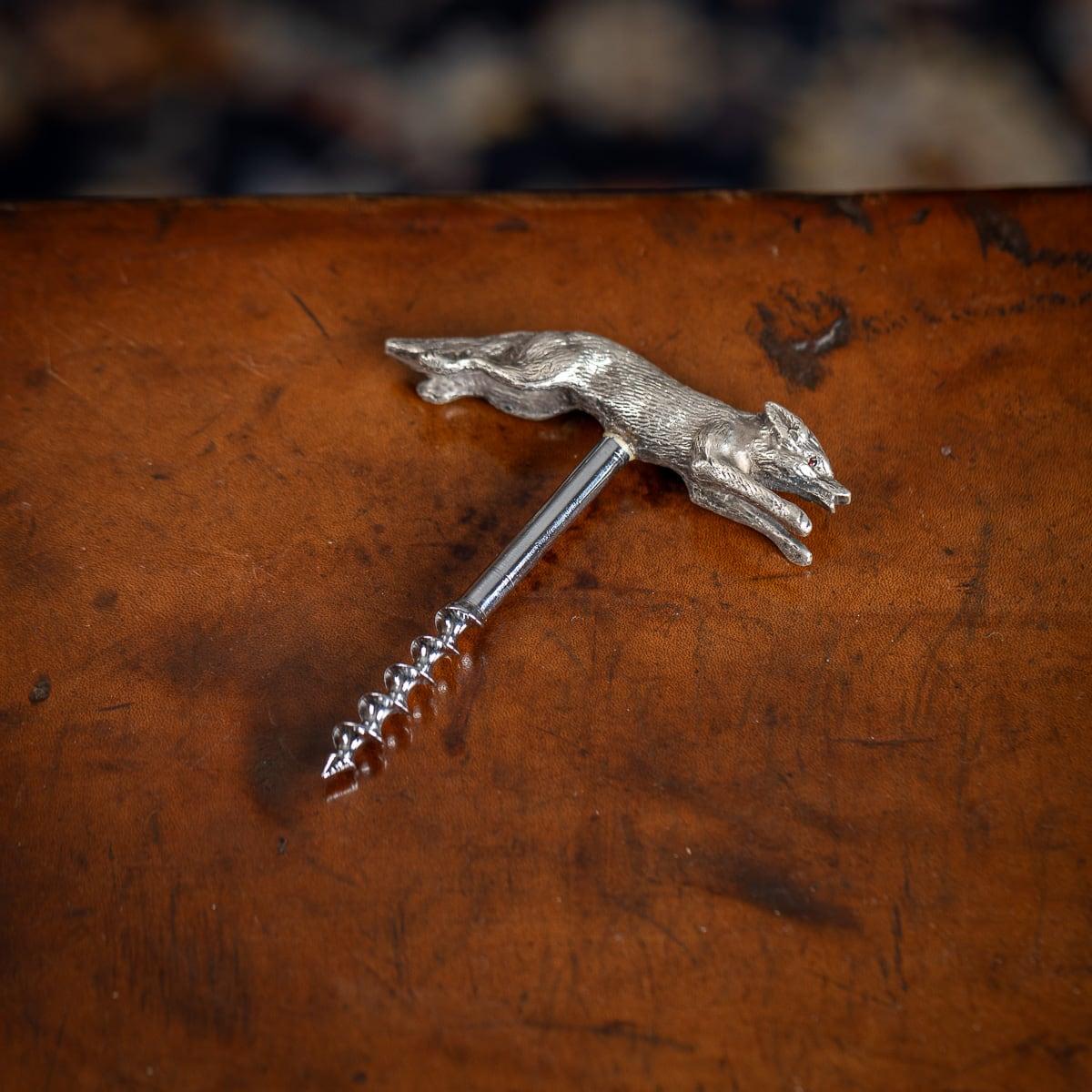 Raro sacacorchos novedoso de finales del siglo XX con forma de zorro. Es de plata maciza, tiene ojos de cristal rojo y se ofrece en muy buen estado. Un artículo maravilloso que quedaría fantástico en cualquier casa de campo, para alguien con pasión