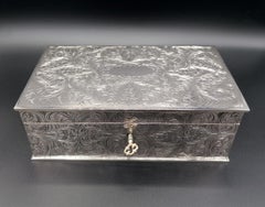 Boîte à bijoux en argent massif gravé du XXe siècle