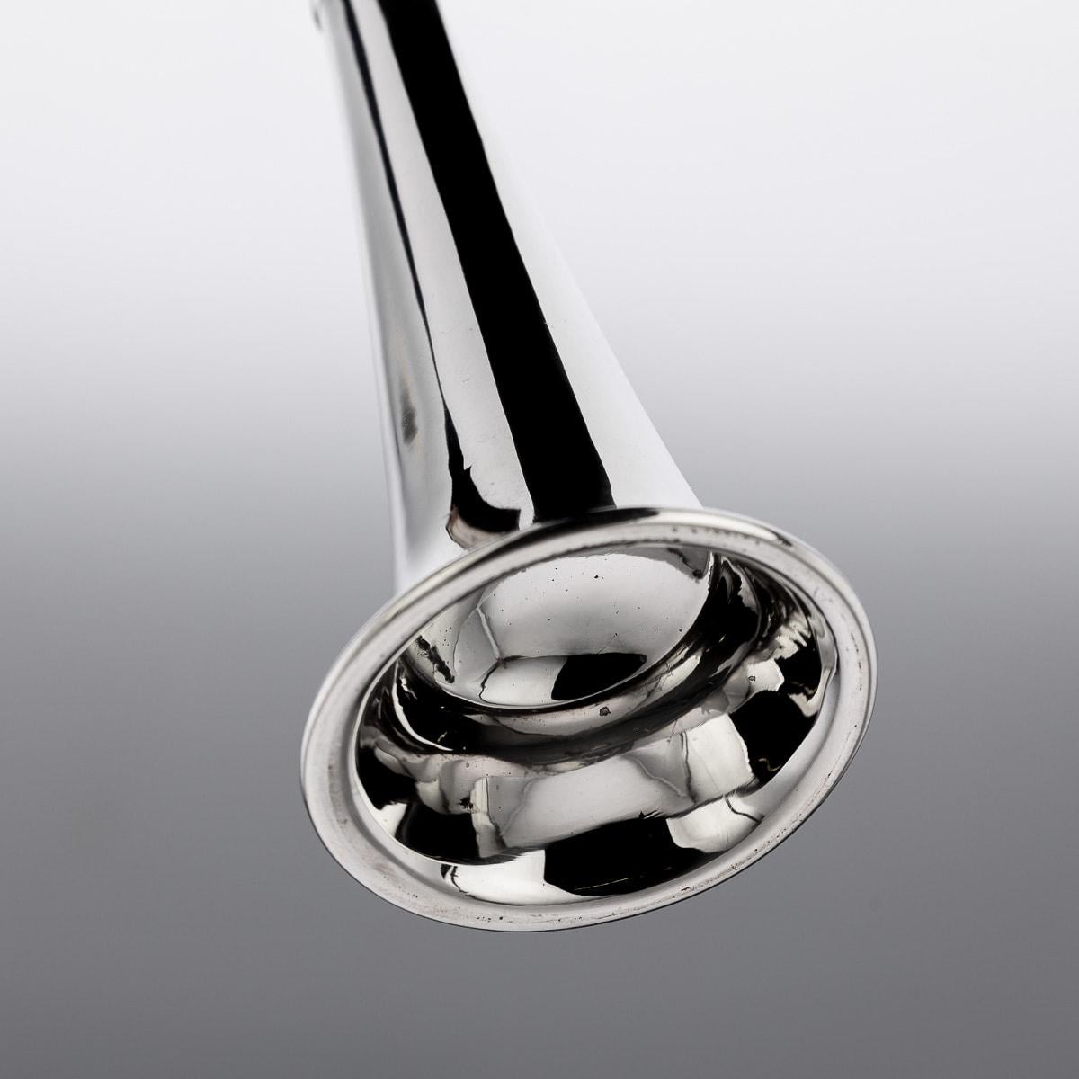 Argent Briquet de table «unting Horn » en argent massif du 20e siècle, Londres, C.1921 en vente