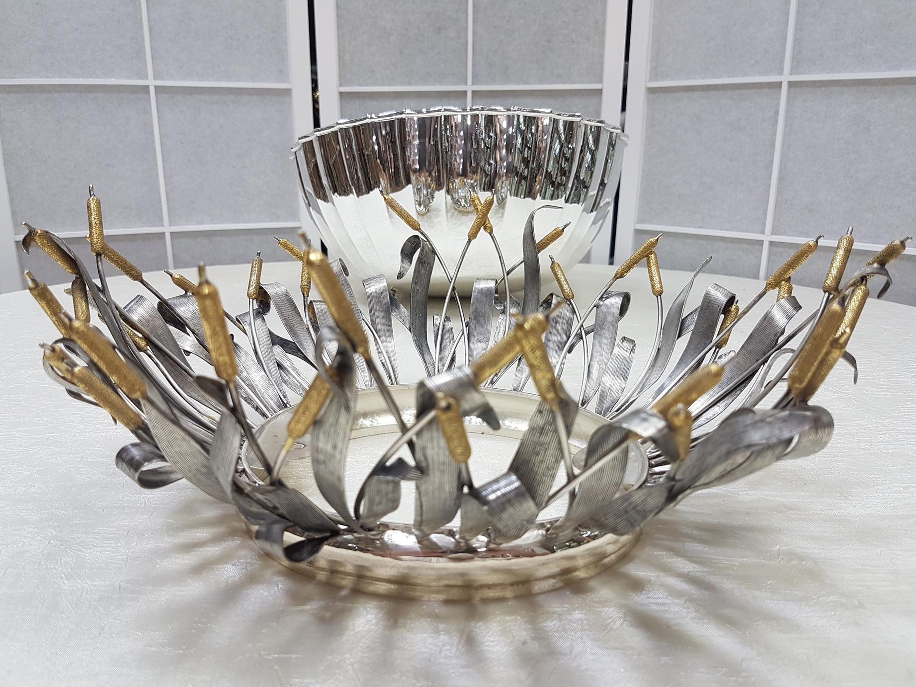 Centro de mesa hecho a mano en plata maciza italiana del siglo XX con adornos en venta 7