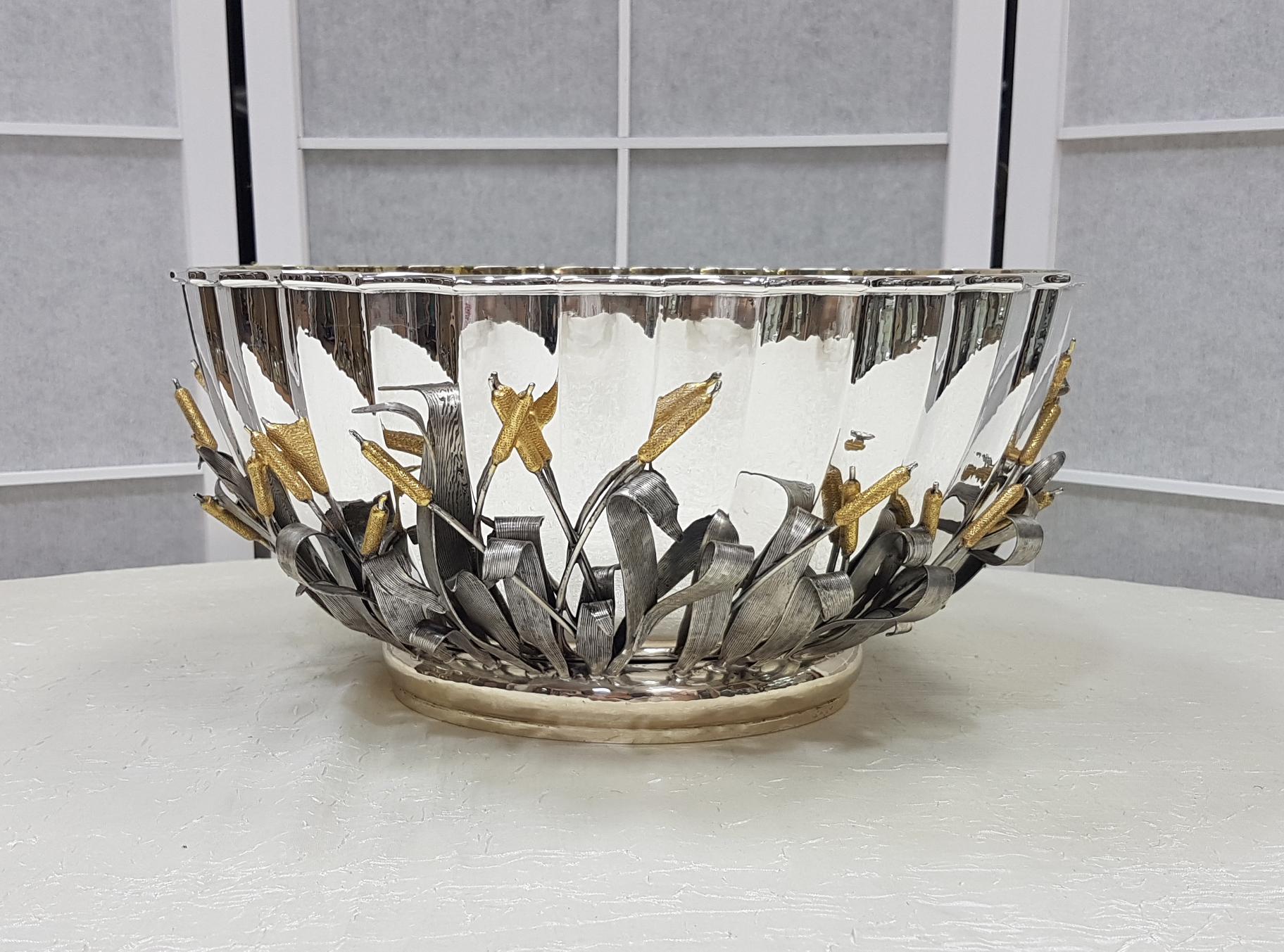 Centro de mesa hecho a mano en plata maciza italiana del siglo XX con adornos Italiano en venta